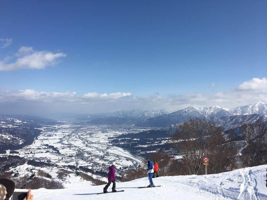 のインスタグラム：「シーズンもあと少し☃️ 毎年恒例のファミリートリップへ❄️ . 最近スキーをやりたい⛷💓 .  #ski #japan #snow #snowboard  #snowboarding #snowsurf #winter  #mountain #outdoor #nature #beautiful #goodday #winterwonderland #trip #travel #japow #powder #スノボ #スノーボード #雪 #山 #新潟」