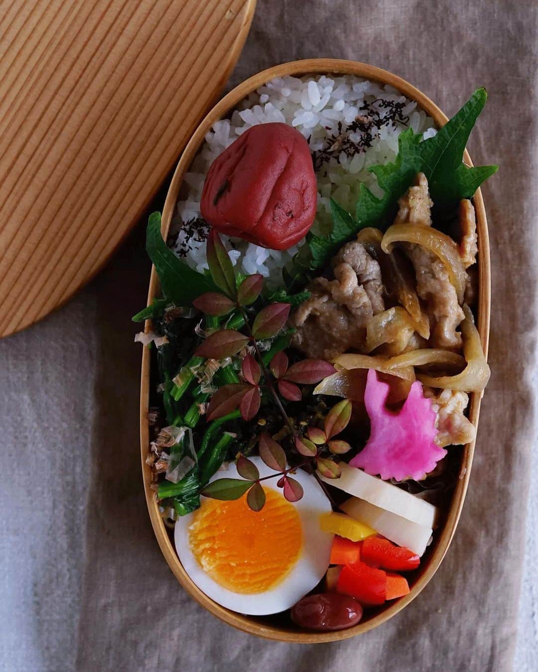 Ryoko Yunokiのインスタグラム：「+ + + Ginger pork bento/豚の生姜焼き弁当 . *rice and umeboshi *ginger pork and onion *blanched spinach salad with bonito flakes *pickled bell pepper and lotus root *hard-boiled egg . ＊ご飯と梅干し ＊豚の生姜焼き、玉ねぎ ＊法蓮草の鰹節和え ＊蓮根とパプリカのピクルス ＊ゆで卵 + + + #bento #お弁当 #丸の内弁当 #f52grams #曲げわっぱ #大館曲げわっぱ」