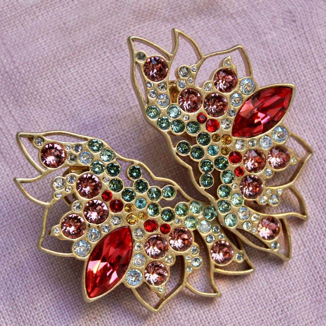 ルル フロストのインスタグラム：「Shine brighter this spring with our Lotus Statement Stud Earrings. #lulufrost」