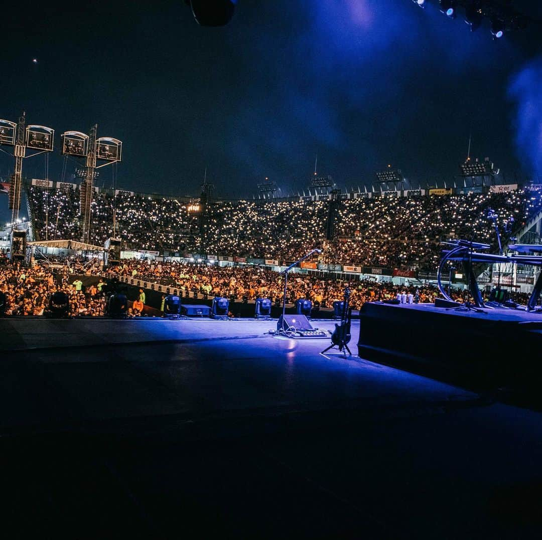 アダム・レヴィーンさんのインスタグラム写真 - (アダム・レヴィーンInstagram)「MEXICO CITY!!!! Every single time we come here, we feel a genuine warmth from you that never fades. We ADORE you all and are humbled by your continued support. Couldn’t be a better way to kick off 2020!!!!!! #m5tour2020」2月26日 8時11分 - adamlevine