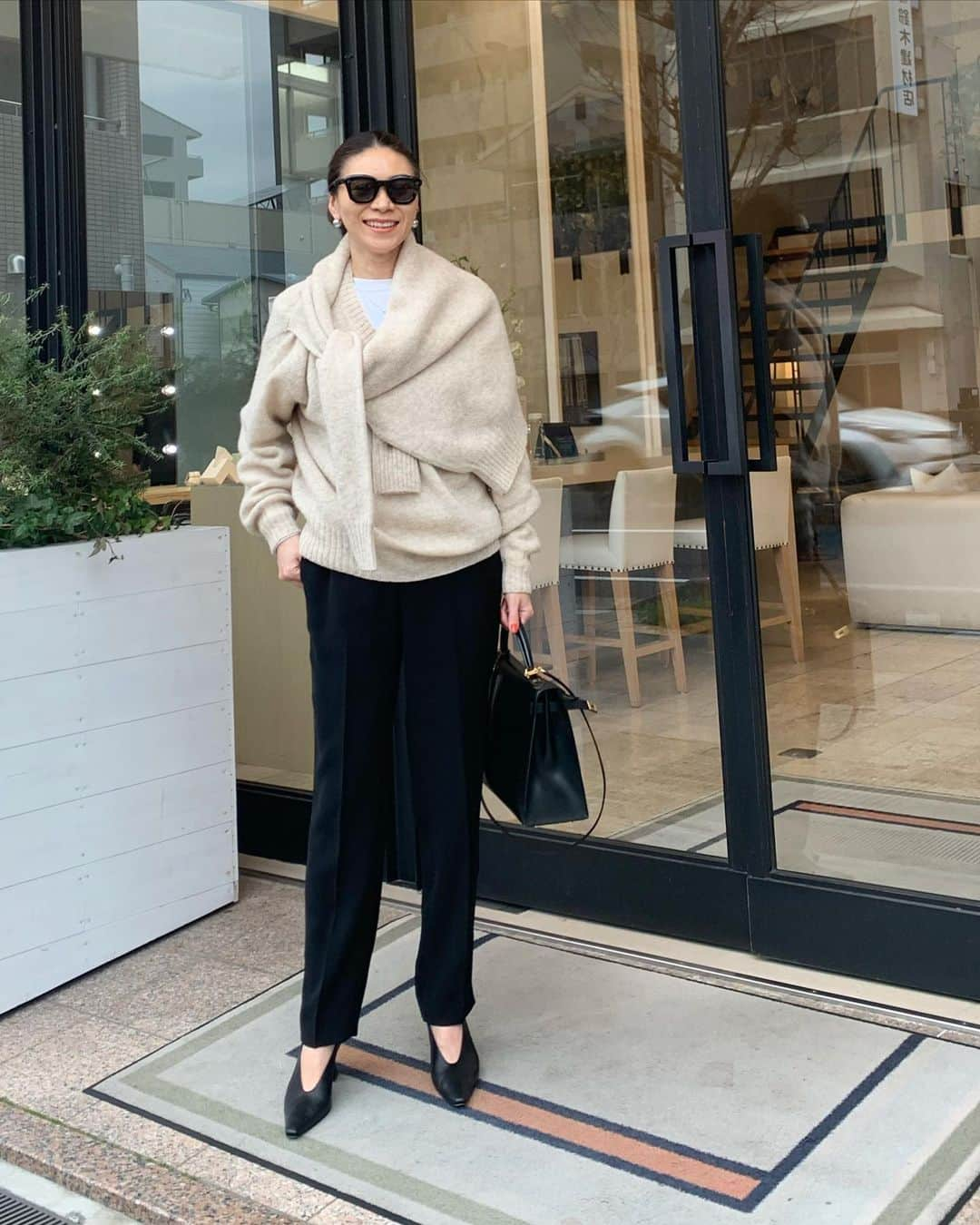 大日方久美子さんのインスタグラム写真 - (大日方久美子Instagram)「・ Outfit ☆ ・ Knit → #celine Bottoms → @story_bottom 3月発売 Shoes → #newbottega #bottegaveneta  Bag → #Hermes ・ ・ 関西での撮影を前に @decollte で全身&フェイシャル。  今回も全身を揉みほぐしてフェイスラインと脚のラインを完璧に仕上げてくれてメイクのノリも良くなって有り難い🙏🏻 ・ 芦屋なのに月一通っている気がするくらい来てるけど、サロンもクリニックも東京につくって欲しい。 ・ ・ #kumicloset」2月26日 8時13分 - kumi511976