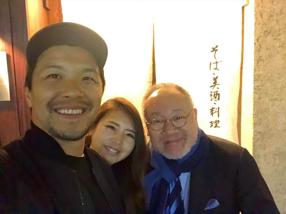 君島良夫のインスタグラム：「スポーツドクターのパイオニア 辻秀一先生  辻先生の脳みその中には、僕の仕事や人生にとって大きなヒントとなることが沢山詰まっていて、会話をしていると一つ一つがクリアになっていくイメージ。 そして自分が常に何をするべきなのか再認識させてくれる。そんな人です。 【今回のお話】 ・毎日少しずつ違うことをしないと、同じ毎日になって成長が止まる ・教える原動力より伝える原動力  #Flow #辻秀一 #アスリート生き方改革」