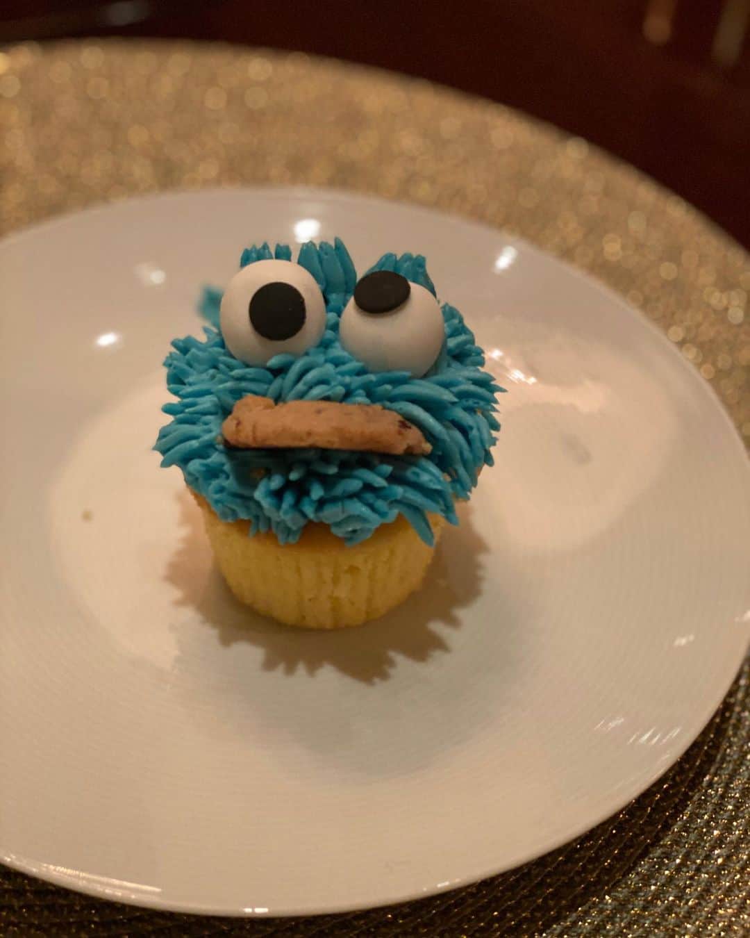 ケリー・リッパさんのインスタグラム写真 - (ケリー・リッパInstagram)「The 1st Cookie Monster birthday to the 17th. Some things never go out of style! 🍪🧁💙」2月26日 8時25分 - kellyripa
