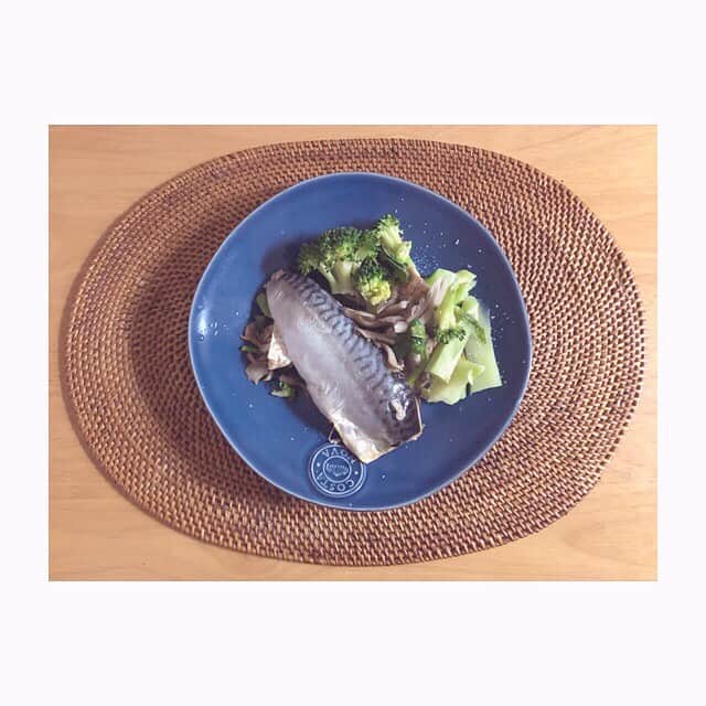 のインスタグラム：「あさごはん . 鯖 ほうれん草 舞茸 ブロッコリー . . 昨日は、運動頑張り過ぎたせいか 夜中の３時まで眠れなかった...😂 . . そして、筋肉痛がすごい😂 . この痛みは、きらいじゃない← . ◉ライザップ公認の紹介アンバサダーです。 〜紹介特典で、5万円分お安く入会できます〜 . . ▶︎全国どの店舗でもOK ▷２週間のトライアルコースもあります(^_^)/ ▶︎カウンセリング予約前にご連絡ください . ◎入会やカウンセリングをお考えの方、 ご質問なども、DM✉️ください。 . ★トレーニング見学もできます★ . 📺RIZAP TVCM出演 🏅RIZAP BMG ファイナリスト2017.2018 . #rizap #ライザップ  #ダイエット #diet #レコーディングダイエット #ダイエッター #公開ダイエット  #朝ごはん #morning #糖質オフ #食べて痩せる #おうちごはん #食べる #糖質制限 #低糖質ダイエット #女子力  #和食 #クッキングラム #自炊女子 #腸内環境 #食事管理 #栄養  #ワンプレート #腸内改善 #ダイエット頑張る」