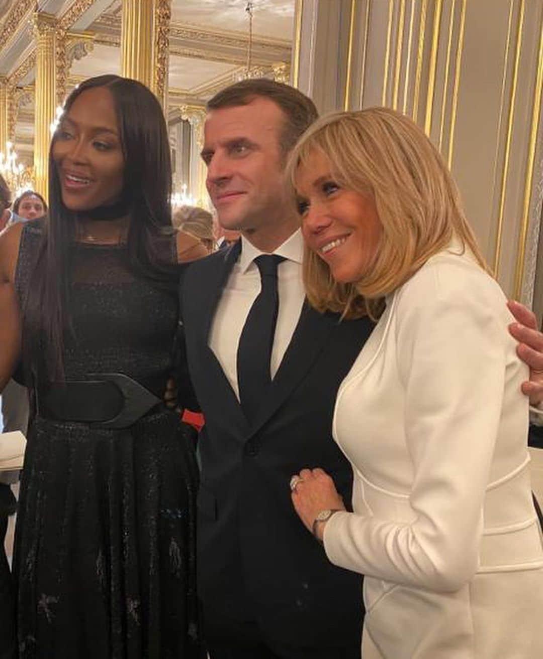 ナオミ・キャンベルさんのインスタグラム写真 - (ナオミ・キャンベルInstagram)「Thank you President  @emmanuelmacron and 1st lady #brigittemacron for a wonderful evening !! Surrounded by all the super creatives that make our industry evolve. 🙏🏾🇫🇷♥️ Happy PFW . “Don’t forget your masks and wipes” 😘」2月26日 8時38分 - naomi