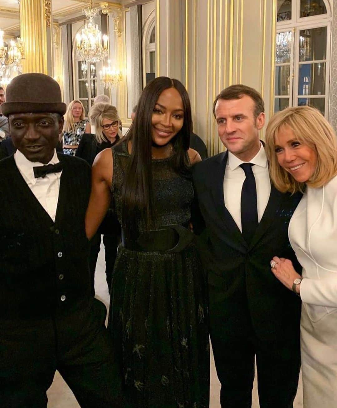 ナオミ・キャンベルさんのインスタグラム写真 - (ナオミ・キャンベルInstagram)「Thank you President  @emmanuelmacron and 1st lady #brigittemacron for a wonderful evening !! Surrounded by all the super creatives that make our industry evolve. 🙏🏾🇫🇷♥️ Happy PFW . “Don’t forget your masks and wipes” 😘」2月26日 8時38分 - naomi