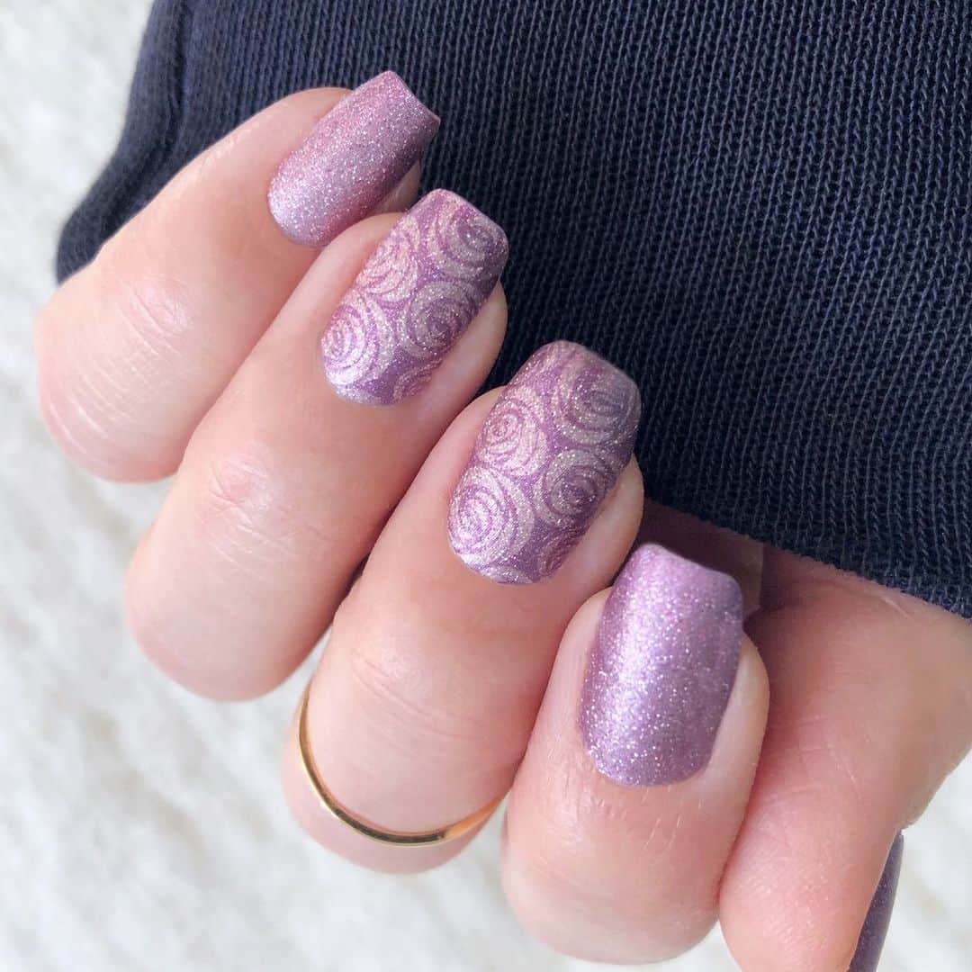Jamberryのインスタグラム：「// NAIL WRAP // Add some fancy to your nails in this luster mixed-mani featuring a purple ombré paired with romantic flowers || Featured: #imbaroquejn . . . #jamberry #jamberrynails #jamberrynailwraps」