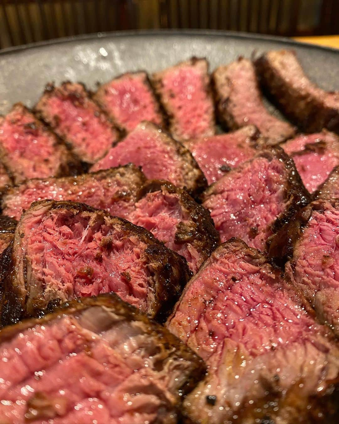 ニッチロー'さんのインスタグラム写真 - (ニッチロー'Instagram)「久しぶりに集まれた肉会トリオ🥩  兄貴のオススメの焼肉屋 【米沢屋】さん！  こんなに肉だけで圧倒されるお店は初めて。  ここはもう焼肉屋ではなく肉屋です！  美味過ぎた。  #米沢屋 #焼肉 #肉屋 #肉会 #食べたいものを食べる  #兄貴ご馳走様でした #しげ兄 #坪井ミサト ちゃん #焼肉大使 #ニッチロー' #ニックロー #ニッチ飯 #yakiniku」2月26日 8時57分 - nicchiro5.1