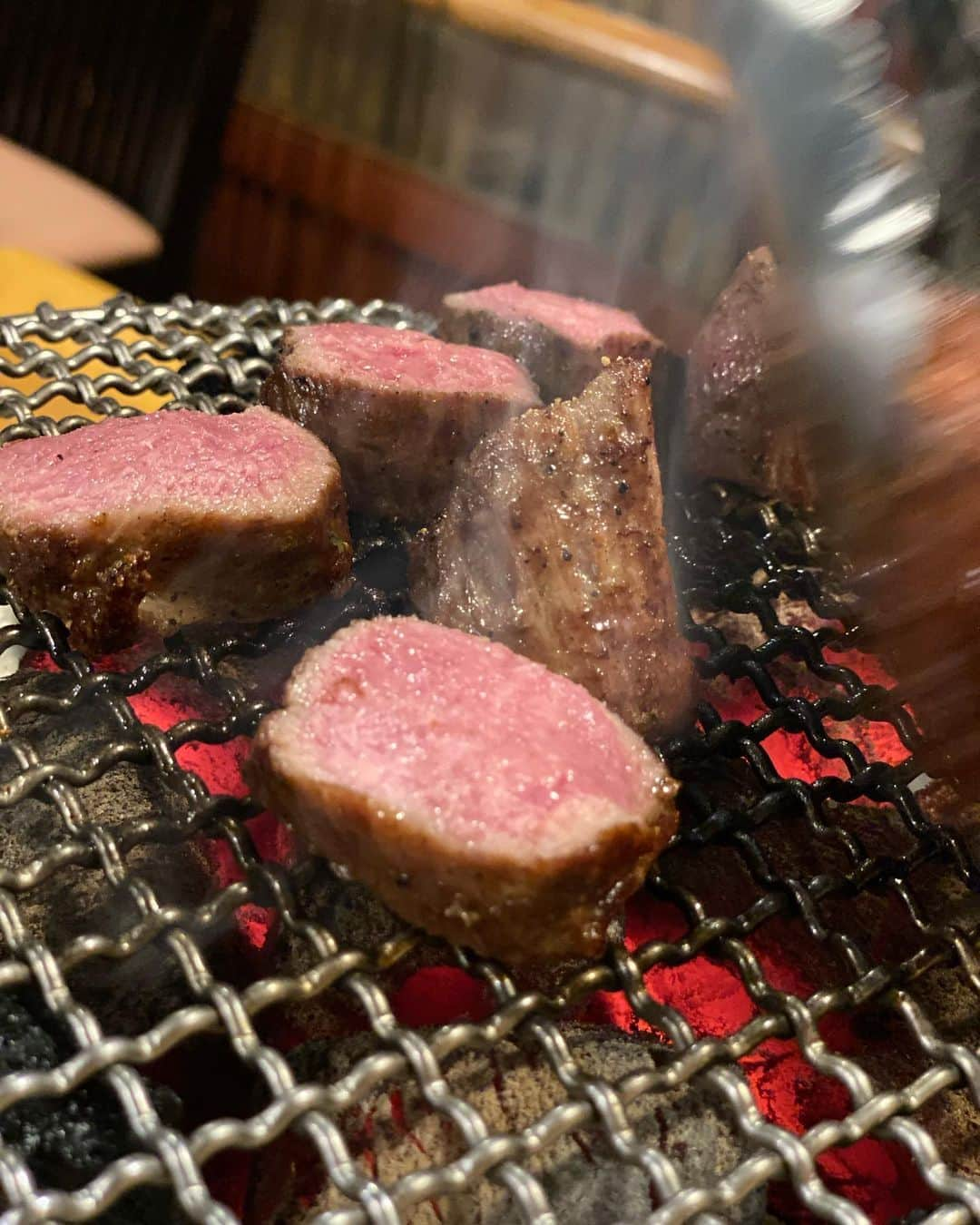 ニッチロー'さんのインスタグラム写真 - (ニッチロー'Instagram)「久しぶりに集まれた肉会トリオ🥩  兄貴のオススメの焼肉屋 【米沢屋】さん！  こんなに肉だけで圧倒されるお店は初めて。  ここはもう焼肉屋ではなく肉屋です！  美味過ぎた。  #米沢屋 #焼肉 #肉屋 #肉会 #食べたいものを食べる  #兄貴ご馳走様でした #しげ兄 #坪井ミサト ちゃん #焼肉大使 #ニッチロー' #ニックロー #ニッチ飯 #yakiniku」2月26日 8時57分 - nicchiro5.1