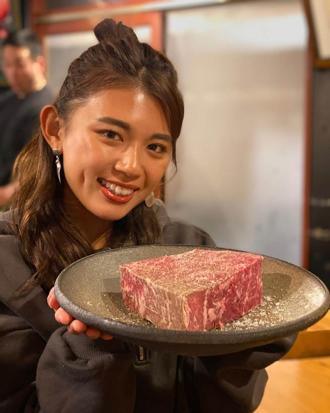 ニッチロー'さんのインスタグラム写真 - (ニッチロー'Instagram)「久しぶりに集まれた肉会トリオ🥩  兄貴のオススメの焼肉屋 【米沢屋】さん！  こんなに肉だけで圧倒されるお店は初めて。  ここはもう焼肉屋ではなく肉屋です！  美味過ぎた。  #米沢屋 #焼肉 #肉屋 #肉会 #食べたいものを食べる  #兄貴ご馳走様でした #しげ兄 #坪井ミサト ちゃん #焼肉大使 #ニッチロー' #ニックロー #ニッチ飯 #yakiniku」2月26日 8時57分 - nicchiro5.1