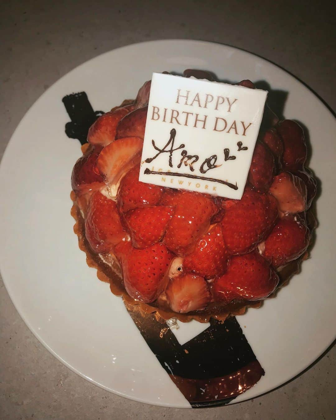 AMOさんのインスタグラム写真 - (AMOInstagram)「先日の誕生日に、お祝いメッセージをくださった皆さま ありがとうございました✨ コメントをひとつひとつ読みながら、 いろんなタイミングやきっかけでわたしのことを知ってくださったこと、皆さんの記憶や日々のどこかにわたしが存在できていることを実感して、 とても嬉しかったし これまで自分が選択してきた歩んできた道に対して、強い自信をもらえたような気持ちです✨ いつも支えてくださり、本当にありがとうございます🌞 . 本についても様々な意見をいただけて、ありがたいです🙌🏼 まだ予定は未定の企画段階で、いつ頃かたちになるかは分からないのですが.... 皆さんからいただいた声を参考に、じっくり動いていけたらと思っています〜📚 . 写真は よしえさん親子とあかねちゃんが少し早くサプライズでお祝いしに来てくれた時の🎂 楽しい夜でした✴︎ まだこの時は髪をラベンダーにするまえだ👩🏼」2月26日 9時13分 - amo_whale