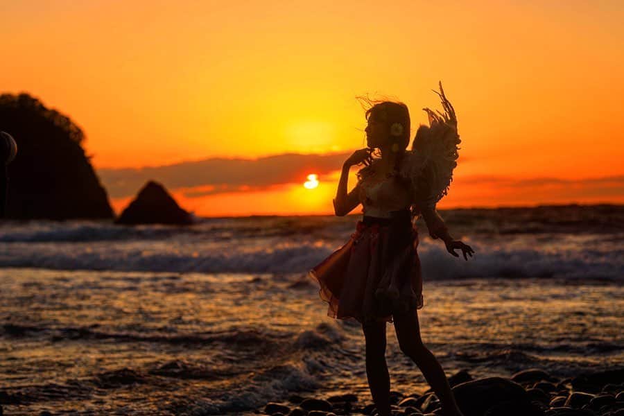 のインスタグラム：「個撮モデル紹介AilinQ🧝‍♀️﻿ ﻿ @ailinq_studio ﻿ ﻿ 夕日が綺麗な西伊豆三四郎島の天使🧚‍♀️💕﻿ ﻿ 関東を中心にモデル活動中の桜庭ななせちゃんです🥰💕﻿ @nanapple_life ﻿ ﻿ 個撮依頼は下記より可能です💗﻿ ﻿ ﻿ 【AilinQ登録モデル情報】﻿ ﻿ 東京　埼玉　千葉県﻿ を中心に活躍中のインスタフォロワー10000超え﻿ 人気モデルななせちゃんが﻿ 遂にAilinQで個撮可能になりました🥰💕﻿ ﻿ 表情のかわいさと衣装のセンスは抜群です☺️✨﻿ ﻿ ⚫︎モデル名:桜庭ななせ﻿ @nanapple_life ﻿ ⚫︎生年月日:1997年9月5日﻿ ⚫︎身長:167cm﻿ ⚫︎服のサイズ:M﻿ ⚫︎靴のサイズ:24.5﻿ ⚫︎主な撮影可能地域 :  東京、神奈川、埼玉、千葉﻿ 地域外 可  地域外の場合(時間帯 交通費等要相談)﻿ ⚫︎趣味: フラメンコ、フルート、お菓子づくり、絵を描くこと﻿ ⚫︎カメラマンへメッセージ: オーダーメイドのフラメンコ衣装での撮影ができます！﻿ ⚫︎実績: ミスブライダル2020ファイナリスト、MODECONFES2019ファイナリスト、ブライダルファッションショーモデル、﻿ サロンモデル 、撮影会モデル多数、MVMT時計アンバサダー、﻿ 化粧品アンバサダー多数﻿ ⚫︎水着撮影:  可 （掲載NG）﻿ ⚫︎撮影可能な曜日:土日﻿ ﻿ ༝༚┈❁┈༚༝༝༚┈❁┈༚༝༝༚┈❁┈༚༝༝༚┈❁┈﻿ ﻿ ◉ロケーション野外個人撮影について◉﻿ 全国の登録頂いているモデルさんと希望のスケジュールを合わせながら好きな日程や時間で個撮が楽しめます。﻿ モデルさんとゆっくり会話を楽しみながら緊張をほぐしてから表情を引き出して撮影して頂きたいと考えていますので基本の個撮時間を基本3時間15000円﻿ (1時間5000円)﻿ と大変リーズナブルな金額に設定させて頂きました。﻿ ﻿ ーーーーーーーーーーーーーーーーーー﻿ ◆撮影料金﻿ 個撮:1時間5000円﻿ 基本3時間より受付中！﻿ ⚫︎15000円(休憩時間移動込み)﻿ オプション﻿ ⚫︎水着：5000円﻿ ﻿ ⚫︎2名以上参加 1人につきプラス10000円﻿ ﻿ ーーーーーーーーーーーーーーーーーー﻿ こんな悩みをお持ちのカメラマンに﻿ おススメです✨﻿ ーーーーーーーーーーーーーーーーーー﻿ ✅ポートレート撮影をやってみたいけどモデルモデルが見つからない。﻿ ✅モデルと一対一でポートレート撮影したい。﻿ ✅撮影会だと撮りたい構図の写真が撮れない。﻿ ✅モデル2人でツイン撮影したい。﻿ ✅友達のカメラマンと一緒にモデルを撮りたい。﻿ ✅モデルとメイクさんを呼んで作品作りをしたい。﻿ ✅スタジオで個撮したい。﻿ ✅海や山で撮影したい。﻿ ✅水着撮影したい。﻿ ✅仕事帰りに撮影したい。﻿ ✅夜景やネオンで撮りたい。﻿ ✅フォトコンにチャレンジしたい。﻿ ✅美容院スタイリストの作品作りコンテストモデル探しや撮影をしたい。カメラマンも探している。﻿ ✅プロのフォトグラファーを 目指している。﻿ ✅プロのカメラマンと同行してもらって勉強したい。﻿ ✅自分の都合の良い日や時間に合わせて撮影がしたい。﻿ ーーーーーーーーーーーーーーーーーー﻿ 個人撮影の依頼お問い合わせは以下の内容を記入しLINE  ID510661(舘林)﻿ かDM下さい📩﻿ ーーーーーーーーーーーーーーーーーー﻿ 件名《個撮モデル依頼》﻿ ⚫︎氏名:﻿ ⚫︎年齢:﻿ ⚫︎お住まい:﻿ ⚫︎連絡先:﻿ ⚫︎LINE ID:﻿ ⚫︎カメラ歴: 年﻿ ⚫︎希望モデル名:﻿ ⚫︎希望日:﻿ ⚫︎希望時間:﻿ ⚫︎希望集合場所:  駅や施設名﻿ ⚫︎希望撮影地: 湘南  鎌倉 横浜 ○○公園 等﻿ ⚫︎移動手段: 徒歩  車﻿ ⚫︎希望衣装: ドレス・ロングスカート・ミニスカート・ワンピース・普段着・カジュアル・ショーパン・お任せ・着物・水着その他﻿ ⚫︎衣装(モデルさんに持って来て欲しい・自分で用意したい)﻿ ﻿ ーーーーーーーーーーーーーーーーーー﻿ #河津桜﻿ #桜フォト﻿ #夕日撮影﻿ #シルエット撮影﻿ #ポートレートモデル﻿ #モデル﻿ #ポトレモデル﻿ #撮影会﻿ #撮影会モデル﻿ #撮影会イベント ﻿ #写真集﻿ #グラビアモデル﻿ #モデルデビュー﻿ #モデル募集﻿ #美人すぎる﻿ #かわいい女の子 ﻿ #撮影依頼﻿ #被写体モデル ﻿ #カメラが好き ﻿ #インスタ映え﻿ #ストロビスト﻿ #シューティング﻿ #撮影依頼募集中﻿ #ポートレート撮影﻿ #セクシーショット﻿ #ポートレートモデル募集 ﻿ #ファインダー越しの私の世界﻿ #ドラマティックストーリーフォト﻿ #AilinQ」
