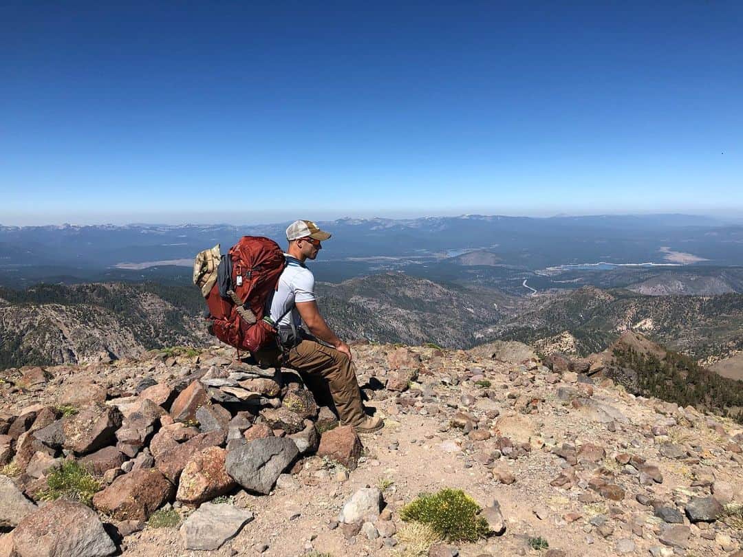 ジェイコブ・ダルトンのインスタグラム：「Missing the days of exploring beautiful mountain ranges! Can’t wait for this again! #mountains #hiking #onethousandhobbies」