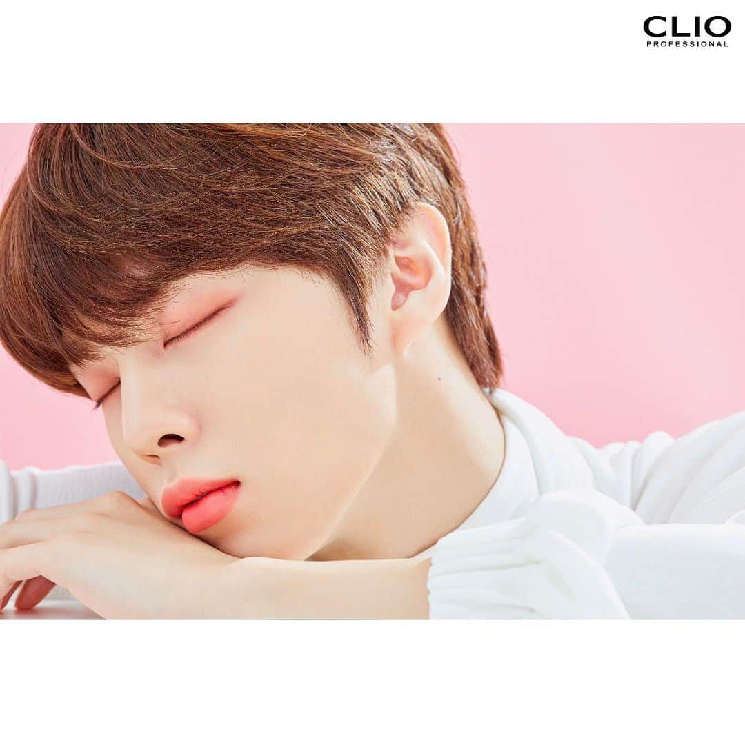 클리오 CLIO officialさんのインスタグラム写真 - (클리오 CLIO officialInstagram)「멋지고 분위기 있고 혼자 다하는 #클리오 X #김우석 두 번째 화보 공개 ⠀ 핑크도 찰떡💖큐티 섹시 핸섬 프리티 킹 #우석 @woo.ddadda Pick ✔️ 품절대란 다재다능 팔레트 #프로아이팔레트 New #06스트릿파스텔 ✔️ 예쁘게 오래 가자 ⏰ New #매드매트스테인립 #03피치필로우 ⠀ #CLIO X #KimWooSeok Second ads opens! #Wooseok 's Pick ✔️ New #MadMatteStainLips No.3 Peach Pillow ✔️ New #ProEyePalette No.6 Street Pastel Please attention, another concept will be released soon. ⠀ #짤랑단 #우석아 #우리석이는아름답다 #대망의깅석도좀만기다려주세요 #뭘고를지몰라다준비해봤어」2月26日 10時03分 - clio_official