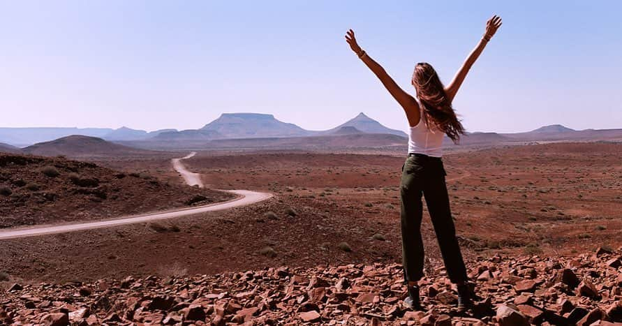 ベハティ・プリンスルーさんのインスタグラム写真 - (ベハティ・プリンスルーInstagram)「Missing this Namibian red earth. Home to my wild rhino babies! Nowhere like Africa...」2月26日 9時56分 - behatiprinsloo