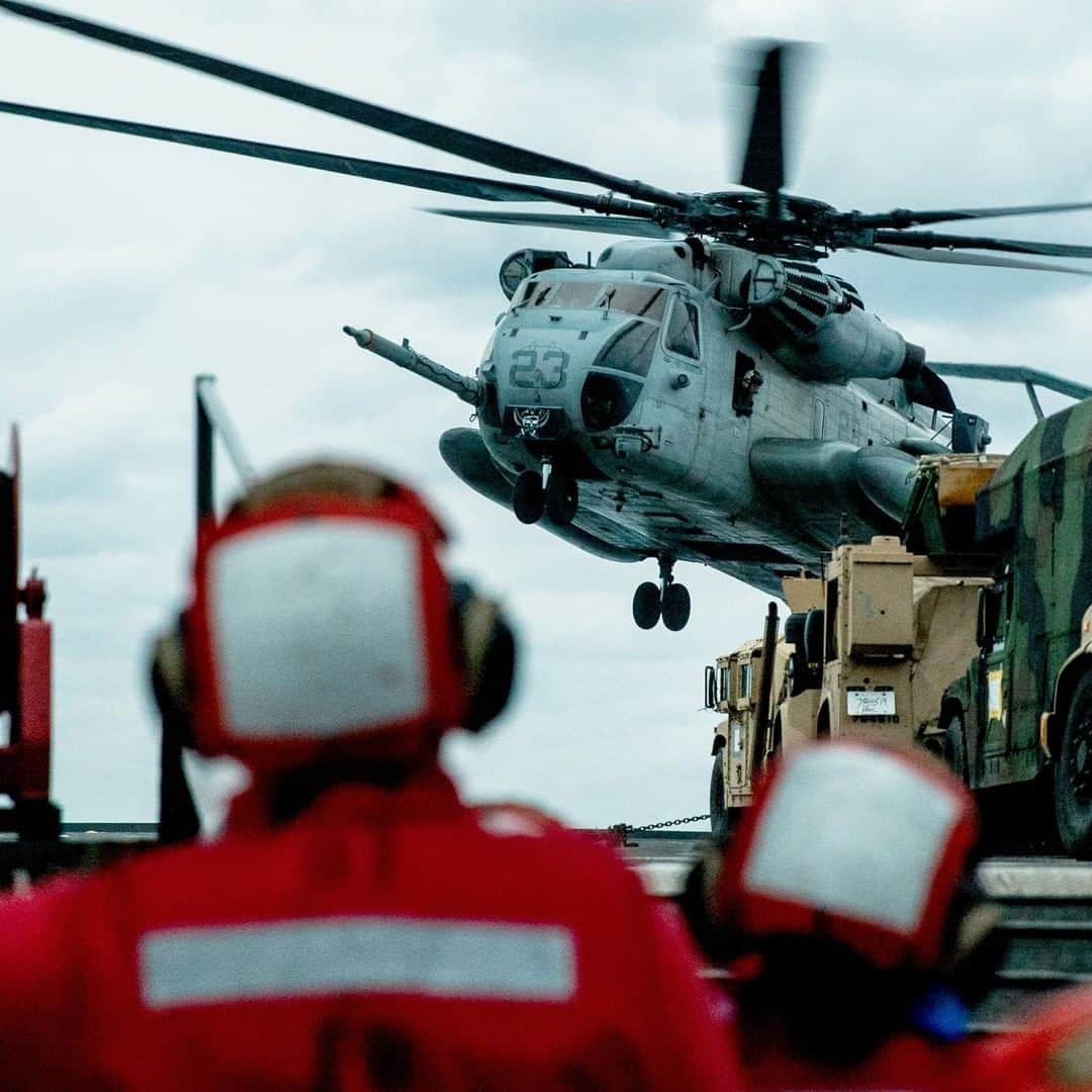 アメリカ海兵隊さんのインスタグラム写真 - (アメリカ海兵隊Instagram)「Bird Watching  A CH-53E Super Stallion helicopter with Marine Medium Tiltrotor Squadron (Reinforced), @31stMeu, lands on the @usnavy’s #USSGermantown. The MEU is enhancing interoperability with allies while serving as a ready response force to defend peace and stability. (U.S. Marine Corps photo by Lance Cpl. Andrew R. Bray)  #USMC #Military #Marines #BlueGreenTeam」2月26日 10時00分 - marines