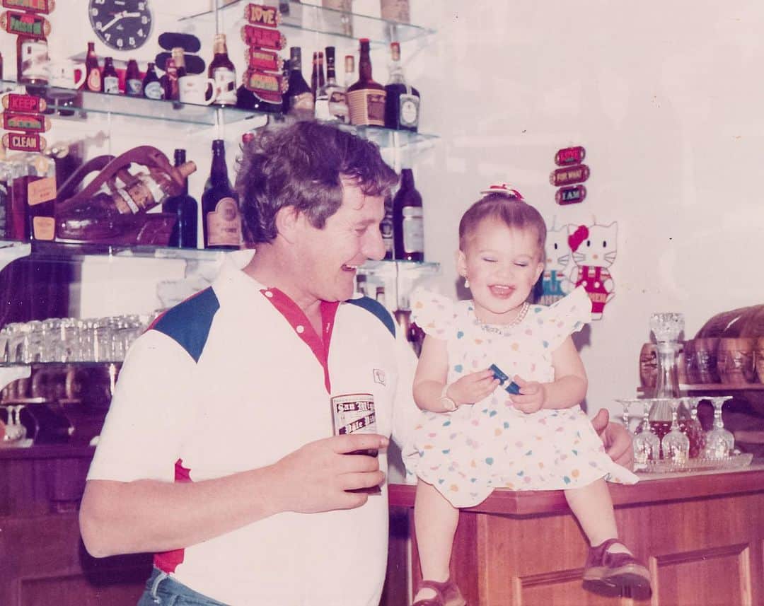 アン・カーティスのインスタグラム：「Happy 77th birthday to our gentle giant 💋 I can’t wait for you to meet the mini version of ME father dearest 😂❤️ Love you Dad!!!」