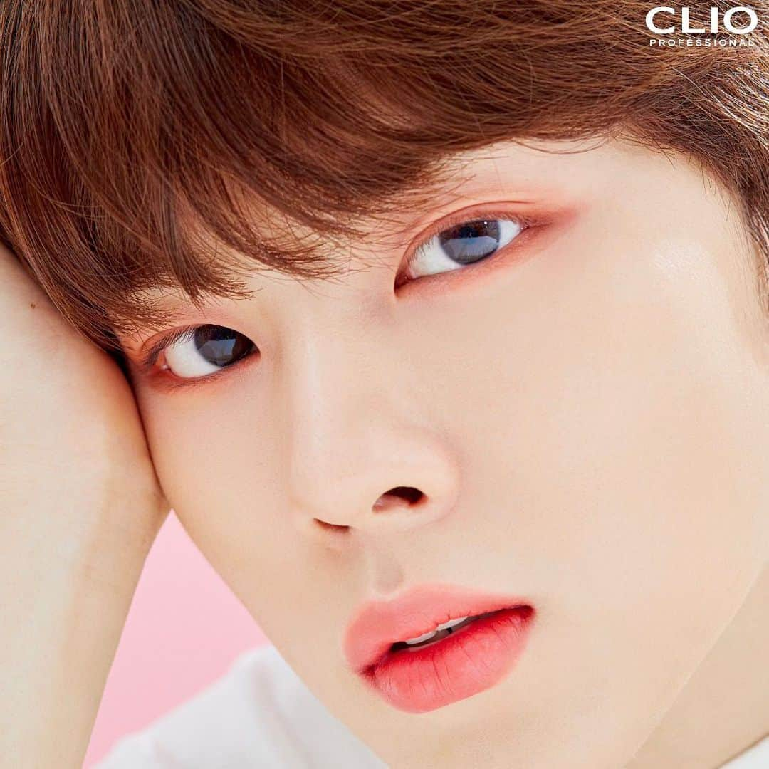 클리오 CLIO officialさんのインスタグラム写真 - (클리오 CLIO officialInstagram)「멋지고 분위기 있고 혼자 다하는 #클리오 X #김우석 두 번째 화보 공개 ⠀ 핑크도 찰떡💖큐티 섹시 핸섬 프리티 킹 #우석 @woo.ddadda Pick ✔️ 품절대란 다재다능 팔레트 #프로아이팔레트 New #06스트릿파스텔 ✔️ 예쁘게 오래 가자 ⏰ New #매드매트스테인립 #03피치필로우 ⠀ #CLIO X #KimWooSeok Second ads opens! #Wooseok 's Pick ✔️ New #MadMatteStainLips No.3 Peach Pillow ✔️ New #ProEyePalette No.6 Street Pastel Please attention, another concept will be released soon. ⠀ #짤랑단 #우석아 #우리석이는아름답다 #대망의깅석도좀만기다려주세요 #뭘고를지몰라다준비해봤어」2月26日 10時04分 - clio_official