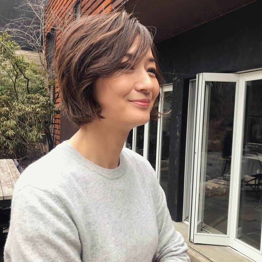 富岡佳子さんのインスタグラム写真 富岡佳子instagram Hairstyle レイヤーボブ 前髪が随分伸びました 前髪がサイドの長さと揃ったところで今後は少し全体に髪を伸ばしてみたいと思っています なので今回は襟足をあえて少し重めにカットしていただいております