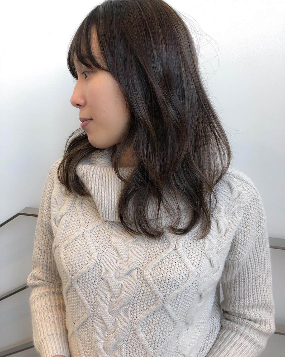 野口忍 hair make upさんのインスタグラム写真 - (野口忍 hair make upInstagram)「去年からご予約頂き 楽しみにしていた mikuさん結婚式 . 挙式〜お色直しと ドレスに合わせて ガラリと変えたいとの事で  小物〜ヘアメンテナンス〜 ヘアメイクまで こだわりを持って ご担当させて頂きました✨ . ロケーションと室内と ハイライトが 絶妙に色を変えて 出てくるシニヨン がとてもお洒落でした✨ . 遠方からのゲストにも 沢山可愛いって 言ってもらえて 非常に嬉しい😊 . 結婚式が終わり これからハネムーン😍 楽しんできて下さい✈️ . 本当におめでとうございました☺️ . 3.4.5月も まだ空きございます🙋‍♀️ . 【ご予約＆お問い合わせ】 ． ご予約＆ご相談はDMもしくはLINEへお願いします💌 LINE ID：@avq9020r ． きっと、初めてのことで不安が多いと思います。 ブライダルヘアメイクとして、豊富な知識と経験で最高の結婚式＆撮影になるようサポートしますので安心してお任せください。 . ＿＿＿＿＿＿＿＿＿＿＿＿＿＿＿＿＿＿＿＿ ． 𓆸﻿﻿遠方出張のお知らせ 6月12〜15日(宮古島出張） この期間は通常よりも特別料金でヘアメイクさせて頂きます。 お気軽にお問い合わせください👏 . #プリンスパークタワー#ポニーテール#ヘアアレンジ#結婚式#ブライダル#ペーパーアイテム#ブライダルメンテナンス#ブライダルカラー#ブライダルカット#外注ヘアメイク#挙式#式場#披露宴#二次会ヘア#ブーケ#お色直し入場#パレス花嫁#前撮り#ホテルウェディング#セミナー#外注ヘアメイク#ティアラ#持込みヘアメイク#前撮り#式場迷子#ポニーテール#大人婚#大人のウェディング#ドレス迷子」2月26日 10時22分 - shinobunbunmaru_atren_deu