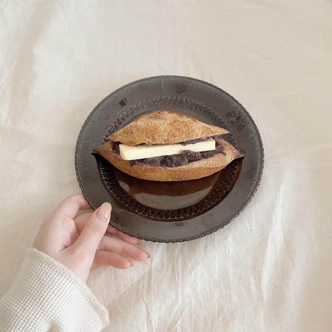 ムサシさんのインスタグラム写真 - (ムサシInstagram)「. あんことバター🧈美味♡♡ . #山のパン#あんこバター #あんバター#おうちカフェ」2月26日 10時25分 - ___musashi.___