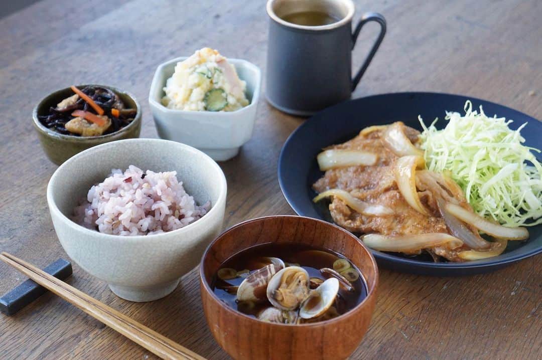 鈴木あすなのインスタグラム：「. 仕事で料理するよりも家庭で料理を作る方が好きです。 . . もちろん料理自体が好きだがら仕事も楽しいのだけど、今日娘に何を作ろうかな、どんな栄養が必要かな、この料理に挑戦して驚かせたいな。。。 考えるだけで毎日ワクワクする。朝から、夜ご飯何にしようかなと考えているし、いつも頭の中は食べ物でいっぱい。笑 . 家庭でお母さんが笑顔で作っている料理には、安心感、暖かさ、何か見えないすごい力があるから、時間をかけて味わうし、食卓の会話も自然と弾む。 . 最近の娘の口癖は、「とっても美味しい。まま、ありがとう。」普段ありがとうなんて言わないのに、食事のたびに感謝の気持ちが芽生えるなんてすごいなあと感動しています。 . でも、悲しいことに家庭で料理をする時間は年々減っています。 . 総菜などの中食も増えたり便利すぎる商品が増えているのも原因です。 . 私は家庭で料理する人が増え、家族の健康を家庭で守ってほしいと思っています。 . 一粒の薬より、毎日の食で病気をなくす。 薬にお金をかけるより、農家さんや味噌屋さんやそういう人たちにお金を使いたい。 (ちなみに2010年度の1人あたりにかかる生涯医療費は2400万円といわれています。) . だから栄養学と調理の基礎が身につく本質が学べる料理教室が必要だと思い実行しています。 . 忙しいからと食を疎かにしていては将来の体が心配なのです。 . 外食はどこの野菜か肉かわかりません。表示の義務もないし、本当に栄養が残っているかもわかりません。 目が見える生産者さんの食材を使って家で料理をすること、楽しむこと。これができる女性はこれからの時代強いと思います。 . 自分や家族の体は自分で守るしかありません。少しの噂に流されない、自分の中での確固たる食の知識を持ってほしい。 . コロナウイルスが騒がれていますが、個々の免疫力が高ければここまで広まらないのでは？と疑問に思ってしまいます。。。 . 免疫力を高めるには、普段の食事をきちんと整えること、栄養価の高いものを取り入れること、規則正しい生活をすることが何より大切です。 . まずは毎朝１杯のお味噌汁から食事を整えてみてくださいね。 . #健康は社会貢献　#薬に頼らない身体づくり」