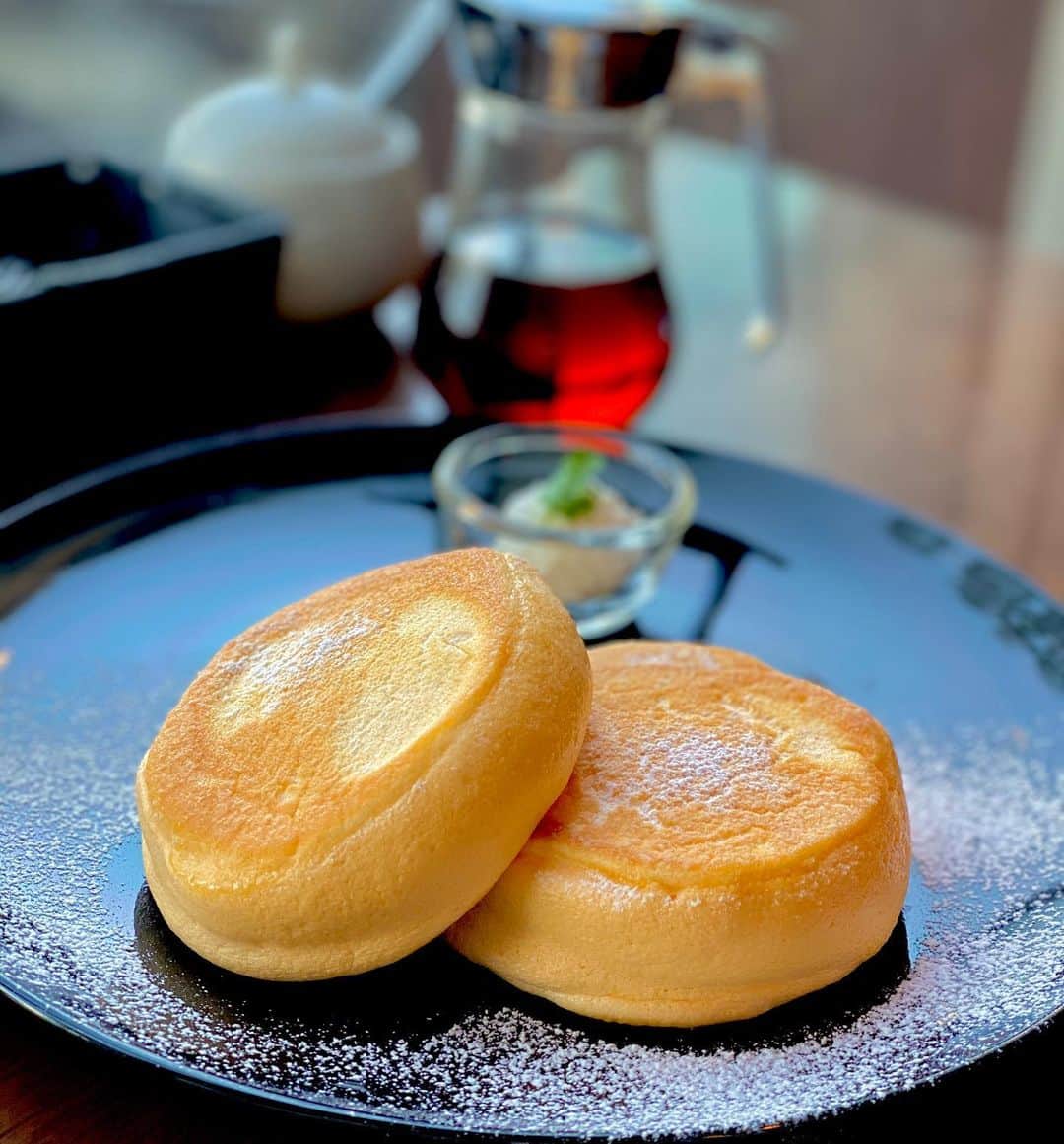 Erenaさんのインスタグラム写真 - (ErenaInstagram)「I ate a souffle pancake today.🍴🥞🥣 「夢みるパンケーキ ®」🌈🌝✨ ベーキングパウダーを使用せず、小麦粉等固める素材を極限まで減らして作られた、ふわふわで口どけする柔らかさが特徴の スフレ・オムレット的なパンケーキ♥️♥️とろけそうなくらいふわふわでおいしかった🤤 . #ninovalcoffee#cafe#coffee#pancake#soufflepancake#kobe#神戸#朝食に#夢みるパンケーキ#口どけ#ふわふわしっとり#スフレパンケーキ#コーヒー#パンケーキマイスター#職人の技#焼き上がりふっくら#とろけそう」2月26日 10時58分 - o1.erena.1o_
