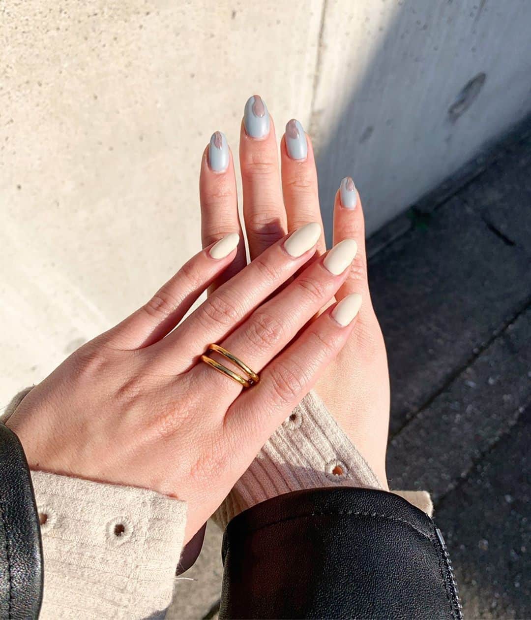 のインスタグラム：「. もう2週間も前ですが、、 @_nail_tsuki_ でネイル🌙🤍 アシンメトリーやから飽きなくて とってもお気に入り🦕 2枚目が無加工です！ . . 甘皮処理のケアも丁寧にしてくれて、 根元ギリギリで塗ってくれるから 伸びても綺麗な状態がかなり長持ち🧚🏻‍♂️✨ . 予約は3枚目の公式ラインのQRコードから していただくとスムーズです✨ . #nailtsuki #nail #ネイル」