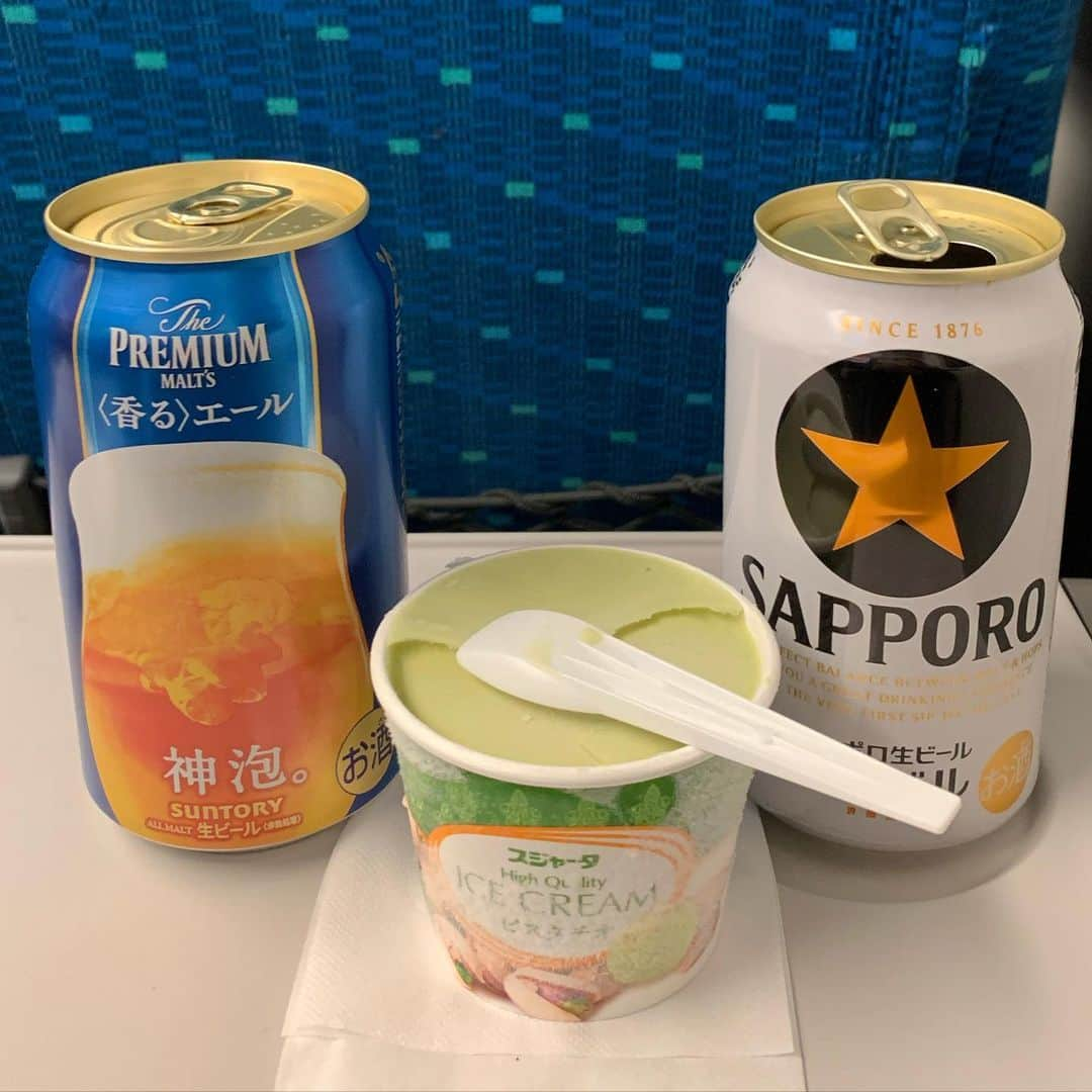 くろさんのインスタグラム写真 - (くろInstagram)「🚄 アイスがカッチカチ過ぎて食べれなかったので🍺 お客さん少ないので、アイス🍨・ビール🍺と２回買ったもんだから、めっちゃ車内販売のおねーさんがアピってくるwww←ある意味正しい判断w #プレモル香るエール #プレモル #香るエール #わたしは香る派 #ザプレミアムモルツ #プレミアムモルツ #神泡 #新幹線のお約束🤗 #カッチカチやで #スジャータ #スジャータアイス #スジャータピスタチオ #新幹線名物 #新幹線といえば #東海道新幹線 #サッポロ黒ラベル #サッポロ生ビール黒ラベル #日帰り出張はしんどい #日帰り出張」2月26日 21時54分 - m6bmw