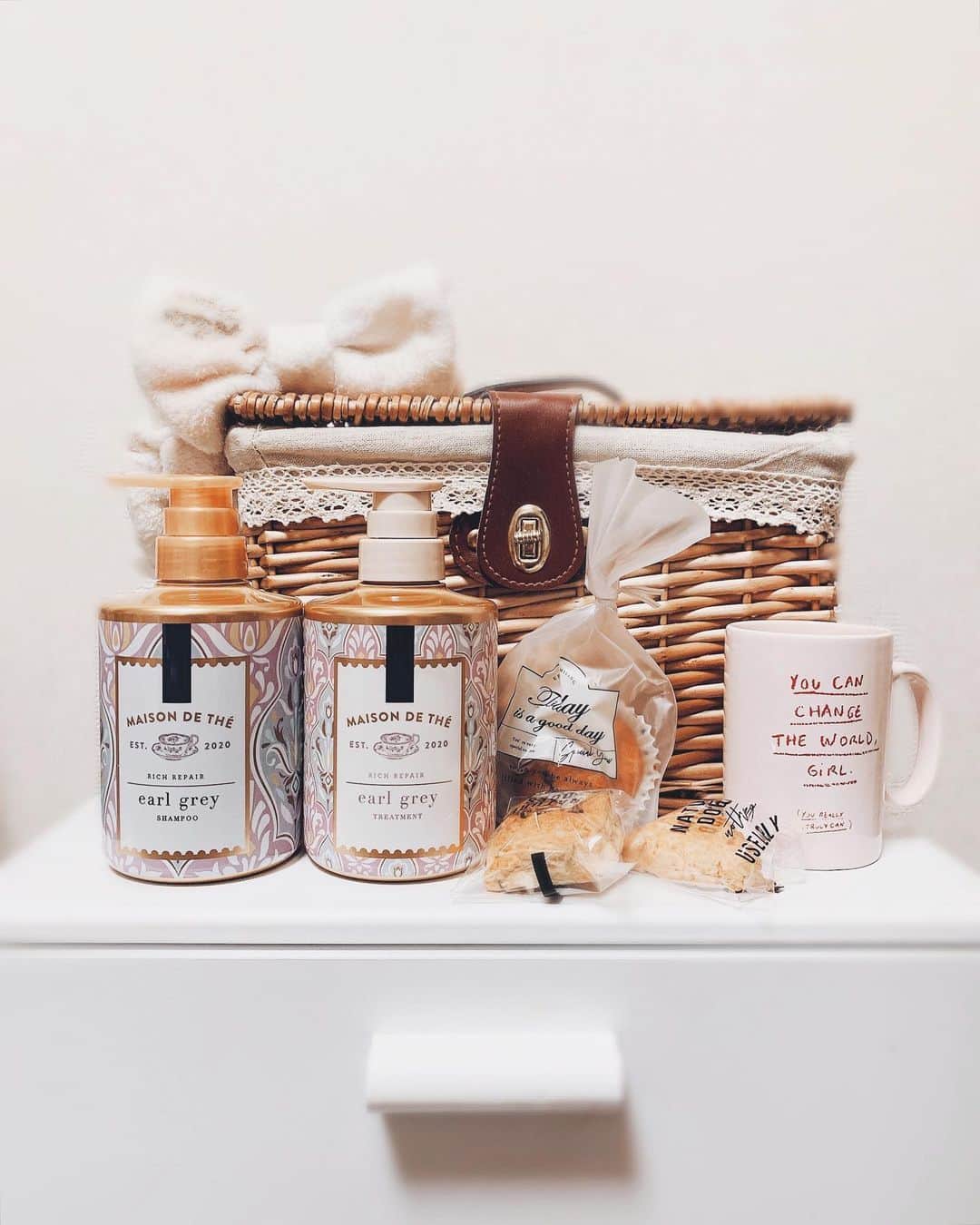 のインスタグラム：「紅茶発想のヘアケアブランド​ MAISON DE THÉ(メゾンドュテ)🛁​ .​ 紅茶の缶のような可愛いパッケージと​ ほっと落ち着くようなアールグレイの香りで​ シャンプーの時間が楽しくなったよ🍂💓​ 紅茶の匂い大好き♡♡​ . アッサムティーエキスがダメージ補修してくれるので うるツヤになる＾＾​ , @maisondethe_jp​ #メゾンドュテ #アールグレイ #紅茶発想ヘアケア #アールグレイの香り#紅茶好き#バスタイム#hair#haircare#pr」