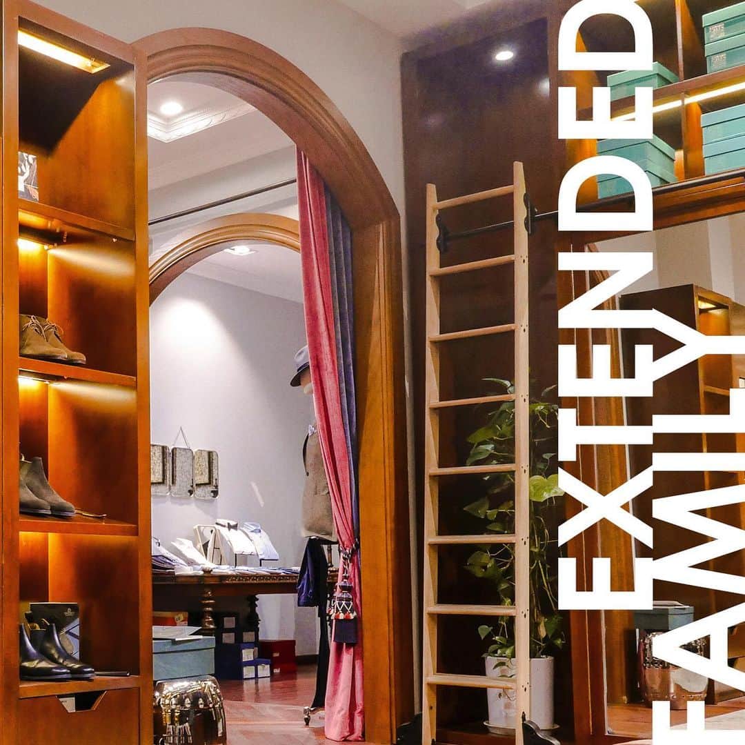 のインスタグラム：「Extended Family – Noos, China. We would like to introduce you to our extended family. This array of worldwide retailers are friends of the brand and faithful champions of our products and services. . Swipe up in our story to read the article. . #crockettandjones #madetobeworn #extendedfamily」