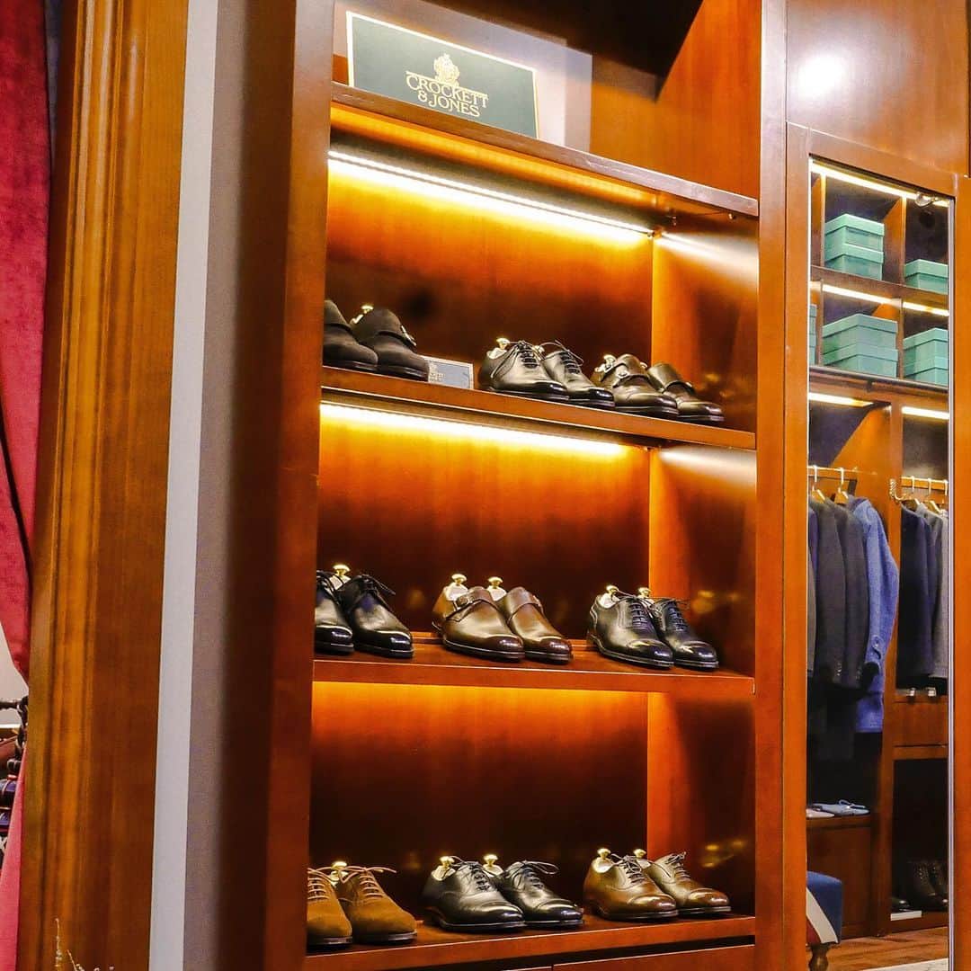 のインスタグラム：「Extended Family – Noos, China. We would like to introduce you to our extended family. This array of worldwide retailers are friends of the brand and faithful champions of our products and services. . Swipe up in our story to read the article. . #crockettandjones #madetobeworn #extendedfamily」