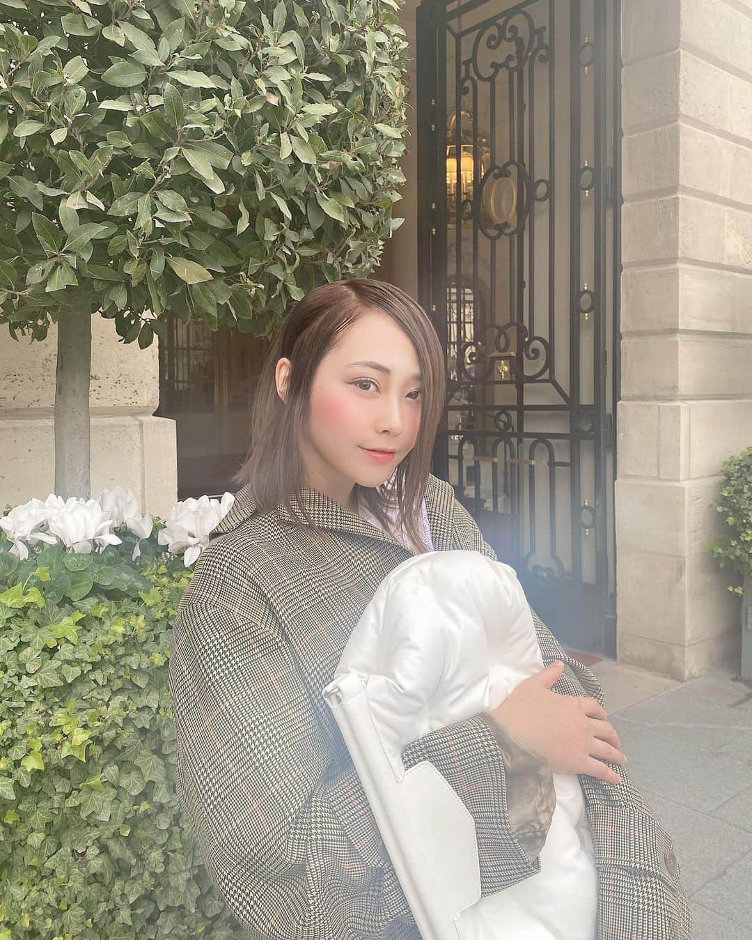 てんちむさんのインスタグラム写真 - (てんちむInstagram)「今日のお洋服はマルジェラです🥰 バッグはマルジェラ定番のまくらバッグことグラムスラムだよ〜〜〜🥺💓💓 セットアップのジャケットは襟を抜いて着てます🥰 服は全部マルジェラさんがコーデ組んでくれました✌️✌️ 髪型もヘアメの方にやってもらったよ🤔 いつもと違く新鮮！似合ってるかは不明！笑 中性的なイメージらしいです🙆‍♀️🙆‍♀️」2月26日 20時27分 - super_muchiko