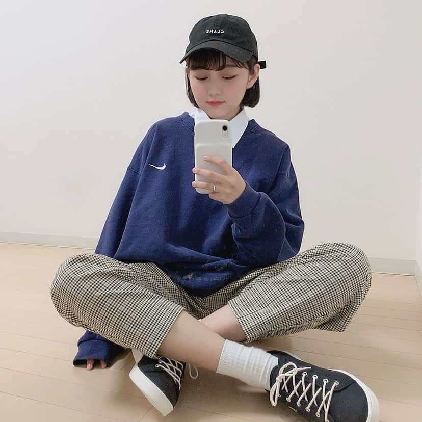 みさねのインスタグラム：「久々に古着コーデ🍓 ㅤ 古着のスウェット買ったけんボーイッシュコーデしてみた✊🏻💕 ㅤ スニーカーもおにゅー！ @asahishoes_1192 の👟 ㅤ 3月4日からZOZOTOWNで買える🧸 ㅤ #古着コーデ #古着女子 #フルジョ #ボーイッシュコーデ #ゆるコーデ #カジュアルコーデ #アサヒシューズ #アサヒシューズブーツ #ショートブーツ #pr #スニーカー #スウェット #スウェットコーデ #チェックパンツコーデ」