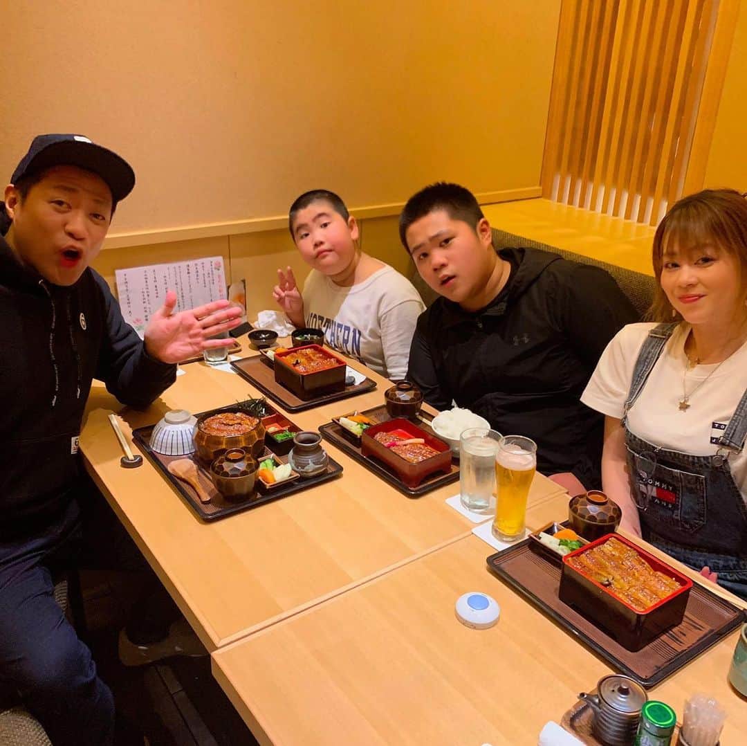はなわさんのインスタグラム写真 - (はなわInstagram)「先日、家族で東京の秋葉原にあるうなぎ屋さんへ行きました^ - ^  大盛りのうな重にテンションMAXのしようりくん^ - ^ そして、うなぎは白いご飯と分けて食べる龍ノ介くん^ - ^ うまそう〜。  なんで家族で東京に来た ...