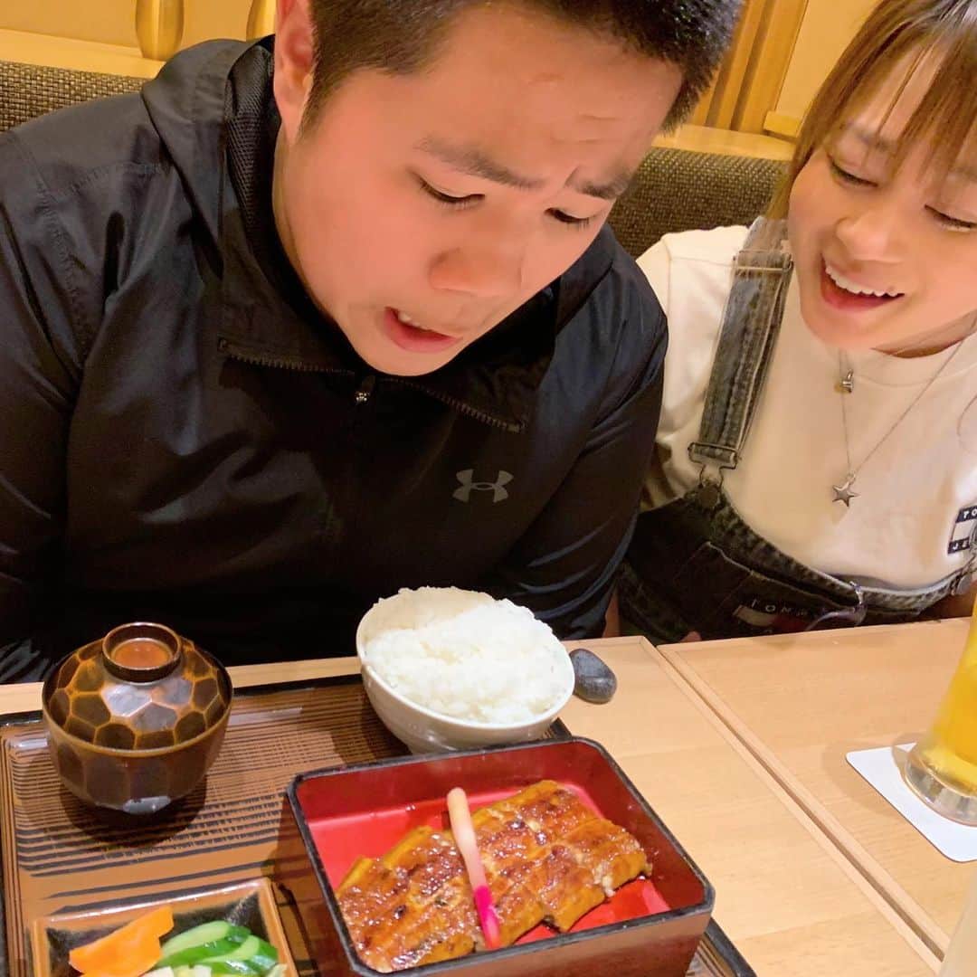 はなわさんのインスタグラム写真 - (はなわInstagram)「先日、家族で東京の秋葉原にあるうなぎ屋さんへ行きました^ - ^  大盛りのうな重にテンションMAXのしようりくん^ - ^  そして、うなぎは白いご飯と分けて食べる龍ノ介くん^ - ^  うまそう〜。 なんで家族で東京に来たかと言うと、とある番組のロケでした！  なんの番組かは、また改めて報告します(^｡^) YouTube「はなわチャンネル」 新しい動画が公開されました^ - ^  今回は、手巻き寿司パーティーの実食編ですー！ 「うんまっ！」の嵐を是非ともご覧ください〜（笑）  https://www.youtube.com/channel/UCLwK1tQzsFD8AUlYylNuwug  https://www.youtube.com/channel/UCLwK1tQzsFD8AUlYylNuwug 👍ボタンとチャンネル登録よろしくお願いします。」2月26日 20時30分 - naoki_hanawa