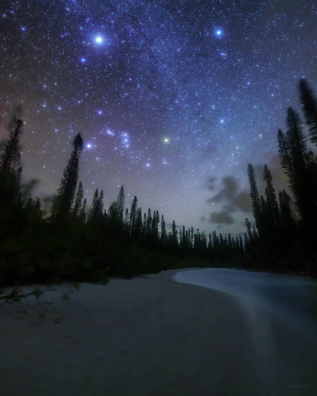 KAGAYAさんのインスタグラム写真 - (KAGAYAInstagram)「星と海の楽園。 （以前、ニューカレドニアにて撮影） 一番明るく写っている星はシリウス。 オリオン座の傾き方が日本で見るのとはだいぶ違いますね。 #newcaledonia #ニューカレドニア #星空 #sonyalpha #α7riv」2月26日 20時41分 - kagaya11949