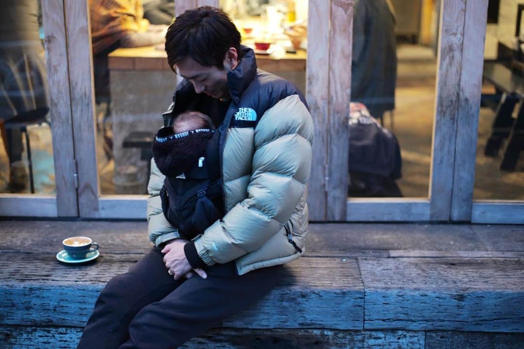 のインスタグラム：「抱っこ紐デビューしました👶🏻 まさかこんな日がくるとは…🤣」