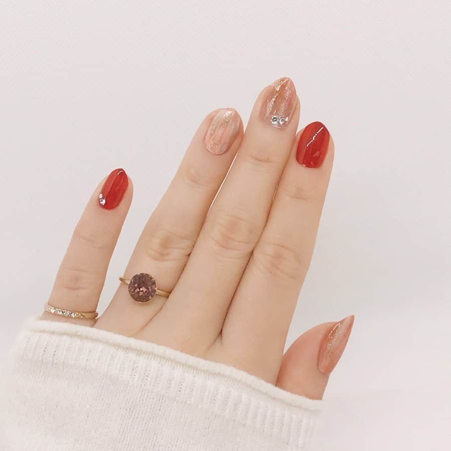 LUCRA（ルクラ）さんのインスタグラム写真 - (LUCRA（ルクラ）Instagram)「【NAILHOLIC新色】 @nailholic_kose で最旬♡愛されデートネイル ㅤㅤㅤ  爪の先まで可愛いって思われたい冬のデートにぴったりの愛されデザインを紹介！ ㅤㅤㅤ  詳しくはLUCRAアプリのネイルカテゴリーをCHECK💅🏻 ㅤㅤㅤ  ㅤㅤㅤ  ㅤㅤㅤ  #NAILHOLIC#ネイルホリック#pr ㅤㅤㅤ  photo by @mimi375mimi  @aaa_self_nail  ㅤㅤㅤ  LUCRA公式Instagram上で紹介させて頂くお写真を募集中！写真に#lucrajp をつけるかタグ付けして投稿してくださいね♡ ㅤㅤㅤㅤㅤㅤ  #ネイル #セルフネイル #セルフネイル部 #プチプラ #100均 #100均ネイル #ワンカラーネイル #単色ネイル #シンプルネイル #プチプラネイル #女子力アップ #女子力向上委員会 #女子力向上#ポリッシュネイル #ネイル好きな人と繋がりたい #オフィスネイル #ネイル女子 #冬ネイル #手元くら部 #手元倶楽部 #手元コーデ#モテネイル#モテカラー#モテ#ネイルデザイン#ネイルチップ」2月26日 20時39分 - lucra_app