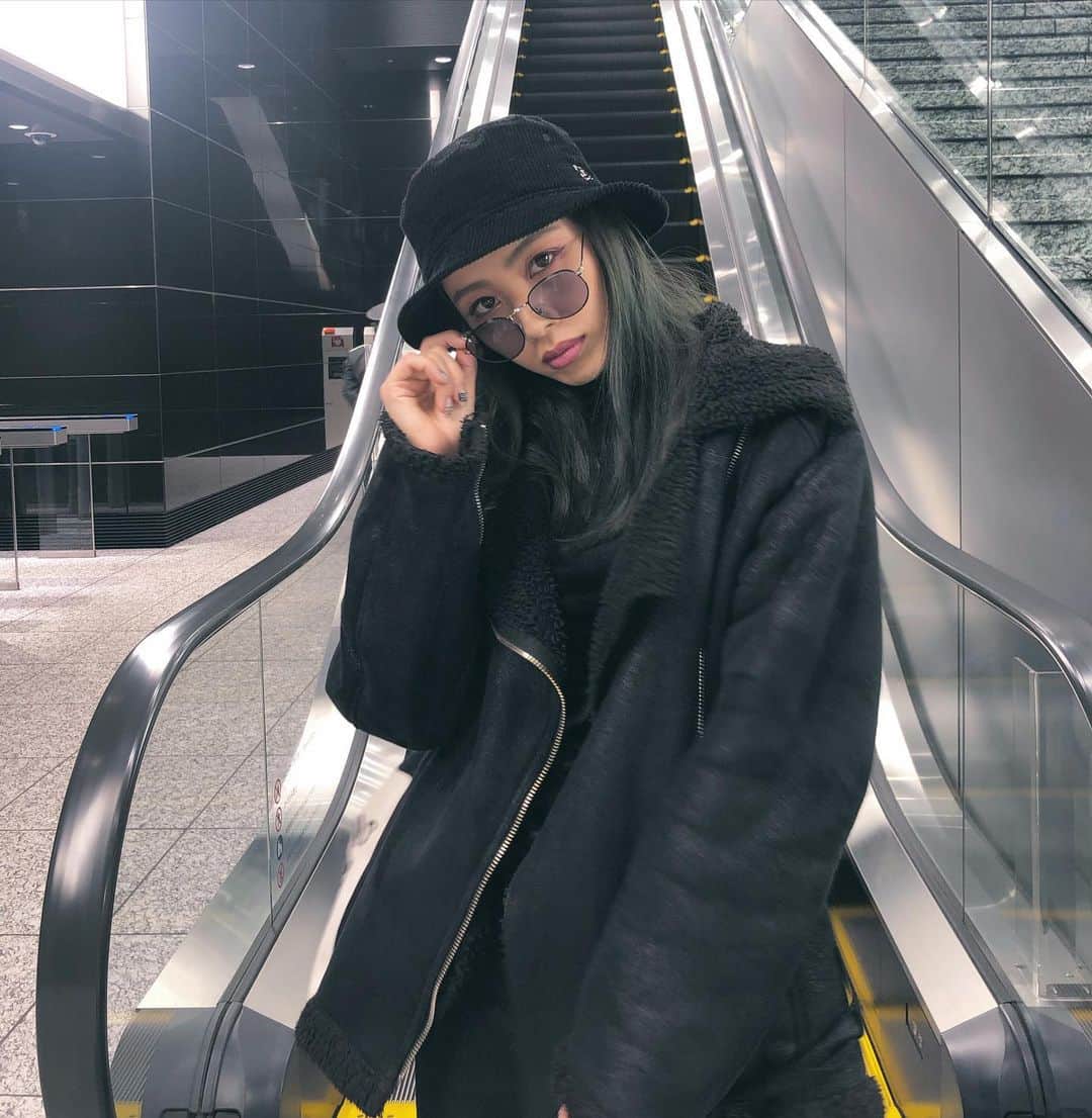 honoka のインスタグラム：「ガリ勉くんポーズ🤓」