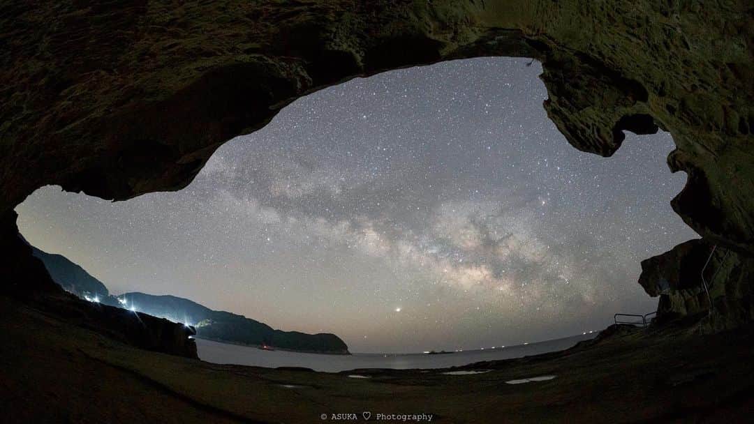 Asuka（明日香）のインスタグラム：「*﻿ *﻿ Starry sky seen from a hole🌌﻿ *﻿ *﻿ 最初の洞穴から移動してこちらでも撮影しました(^○^)﻿ ﻿ 2020.02.24  04:55a.m.﻿ ﻿ α7RIII × SAMYANG12mm F2.8 ED AS NCS FISH-EYE ﻿ *﻿ *﻿ #鬼ヶ城﻿ #熊野﻿ #α7riii﻿ #A7R3﻿ #sea﻿ #ocean﻿ #nightview ﻿ #夜景 ﻿ #星景﻿ #long_exposure﻿ #sonyalpha ﻿ #sony﻿ #天の川﻿ #milkyway﻿ #japan﻿ #MyRRS﻿ #reallyrightstuff﻿ #fstopgear﻿ #yourshotphotographer﻿ #BeAlpha﻿」