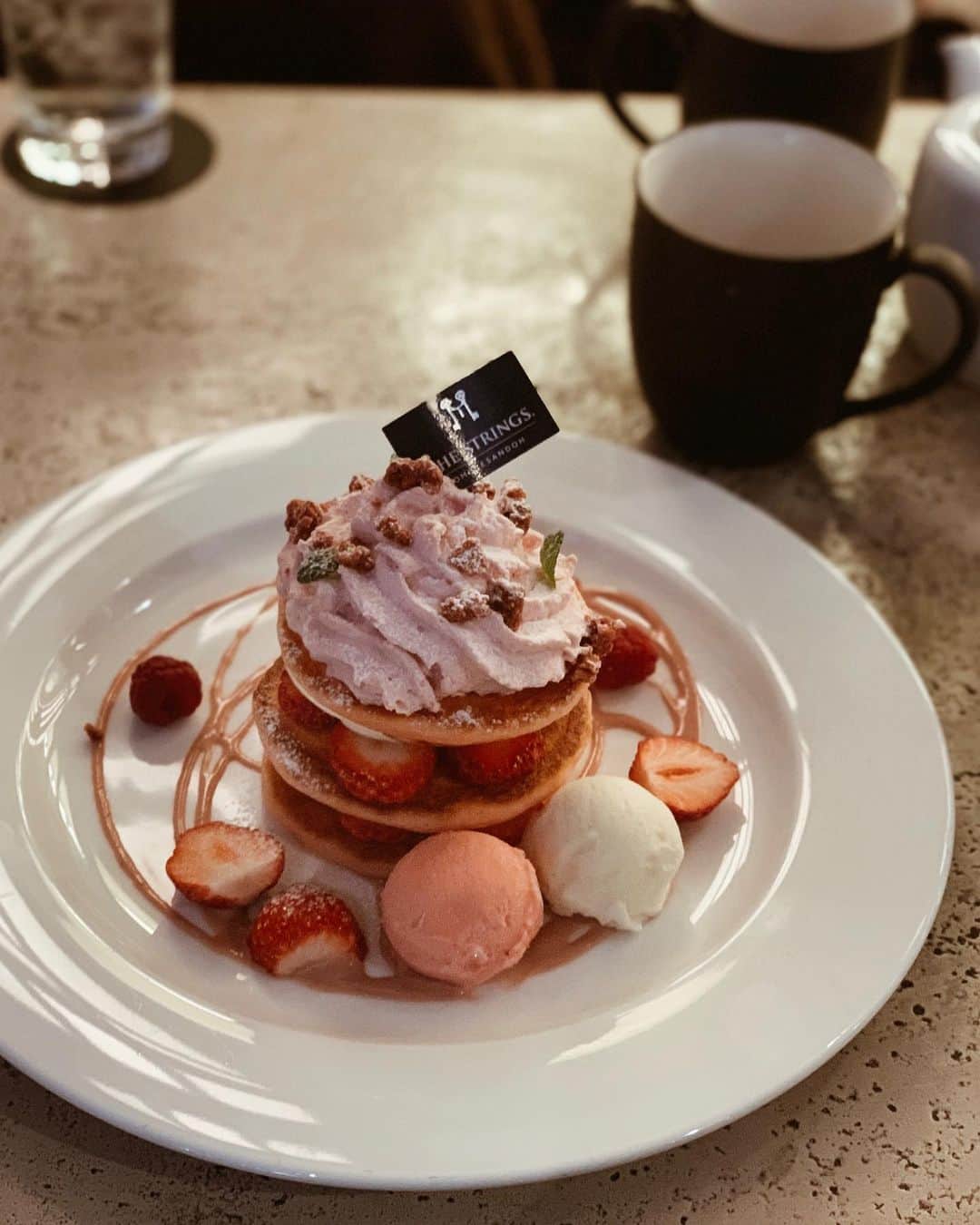 のインスタグラム：「いちごのパンケーキ🥞🍓 最高に美味しいです😭💕 ． ． #表参道 #表参道カフェ #カフェ巡り #omotesando #表参道グルメ #いちごパンケーキ #パンケーキ #いちご #苺スイーツ #ザストリングス表参道」