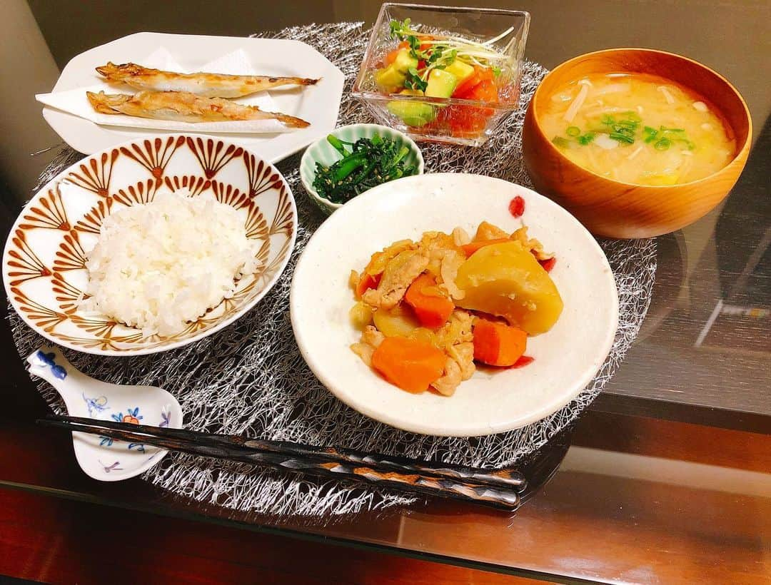 伊藤京子さんのインスタグラム写真 - (伊藤京子Instagram)「. 朝定食みたいな、夕ごはん🍚 今日も一日お疲れ様でした☺️✨ . 肉じゃが 春菊胡麻和え 焼きししゃも アボカドトマトサラダ 大根長ネギえのきの味噌汁 . #家ごはん#夕食#和食#伊藤のおうちごはん  #こういう地味ごはんが落ち着くのです☺️ #納豆つけるか迷ってなしにしたけど足りなかったら食べよっと」2月26日 20時46分 - kyoko_ito1128