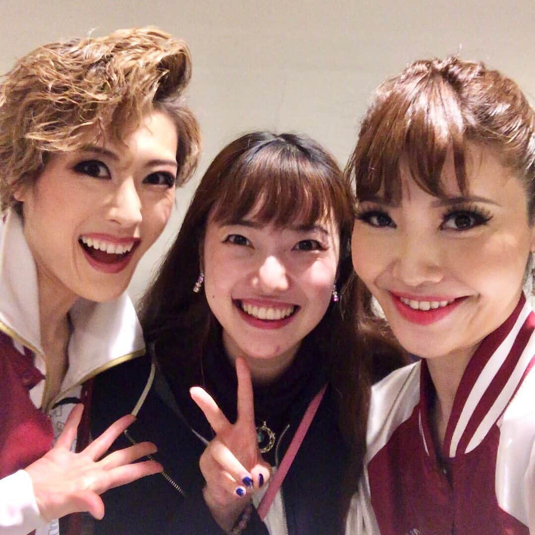 愛水せれ奈さんのインスタグラム写真 - (愛水せれ奈Instagram)「大好きなお2人です❤️ お2人のやり取りを見てるのも大好きです😄💓 いつも、のほほんとします😋😋😋 最高の#家族 です❤️ . . #星組 #如月蓮 さん (じぃじ) #十碧れいや さん (れなちゃん ) #愛水せれ奈 #90期 生の方 #93期 生の方 #91期」2月26日 20時59分 - airi.aaari.aimi