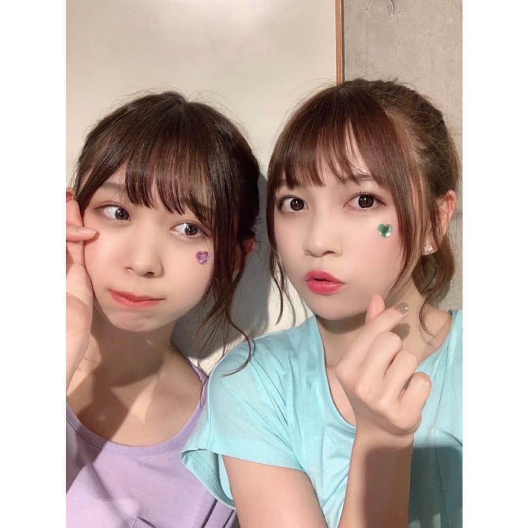 廣川奈々聖のインスタグラム：「・﻿ ﻿ 去年も人気だった﻿ スキンアクア トーンアップUVの日焼け止め！🐬❤︎﻿ ﻿ ﻿ @miri_matsuda と、ラベンダーとミントグリーンの2色のカラーを2人で着て表現してみました☺︎﻿ ﻿ ﻿ 透明感がアップするから﻿ メイク前に使ったらめちゃくちゃ良さそう……！﻿ ﻿ ﻿ ﻿ みんなはどっちが欲しいか﻿ 良かったら絵文字でコメントして教えてね！(^。^)﻿ ﻿ ﻿ ラベンダー→💜　﻿ ミントグリーン→💚﻿ ﻿ ﻿ ﻿ ﻿ ﻿ ﻿ #トーンアップUV#ラベンダー女子#ミント女子#ラベンダーは血色感もプラス#ミントグリーンは赤みを抑える#スキンアクア#透明感#日焼け止め#UVケア#ロート製薬_pr」