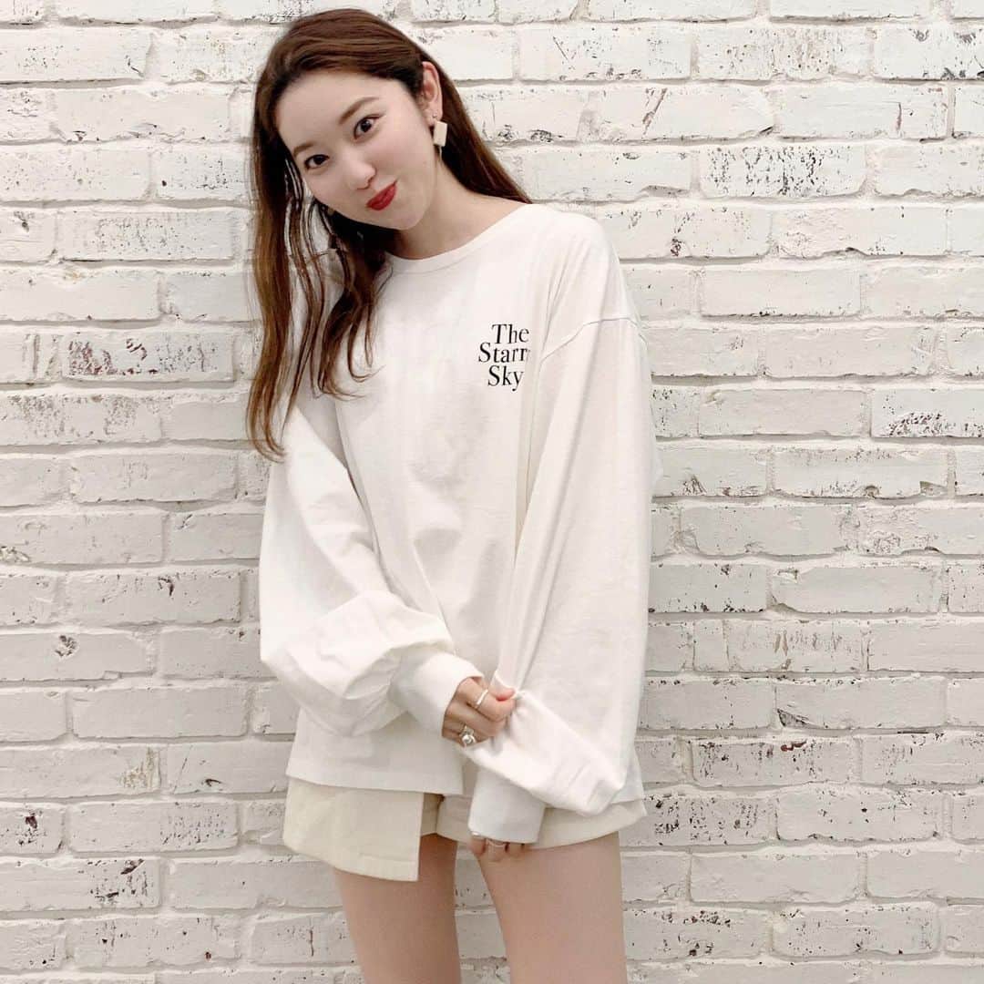 mina hinokuchiのインスタグラム：「. ルーズなシルエットが可愛い♡ バックロゴも入ってるから 1枚で着る時期まで沢山着る！！ 店頭には明日入荷します👗 . #whoswhochico #salonbychico #フーズフーチコ　#チコ」