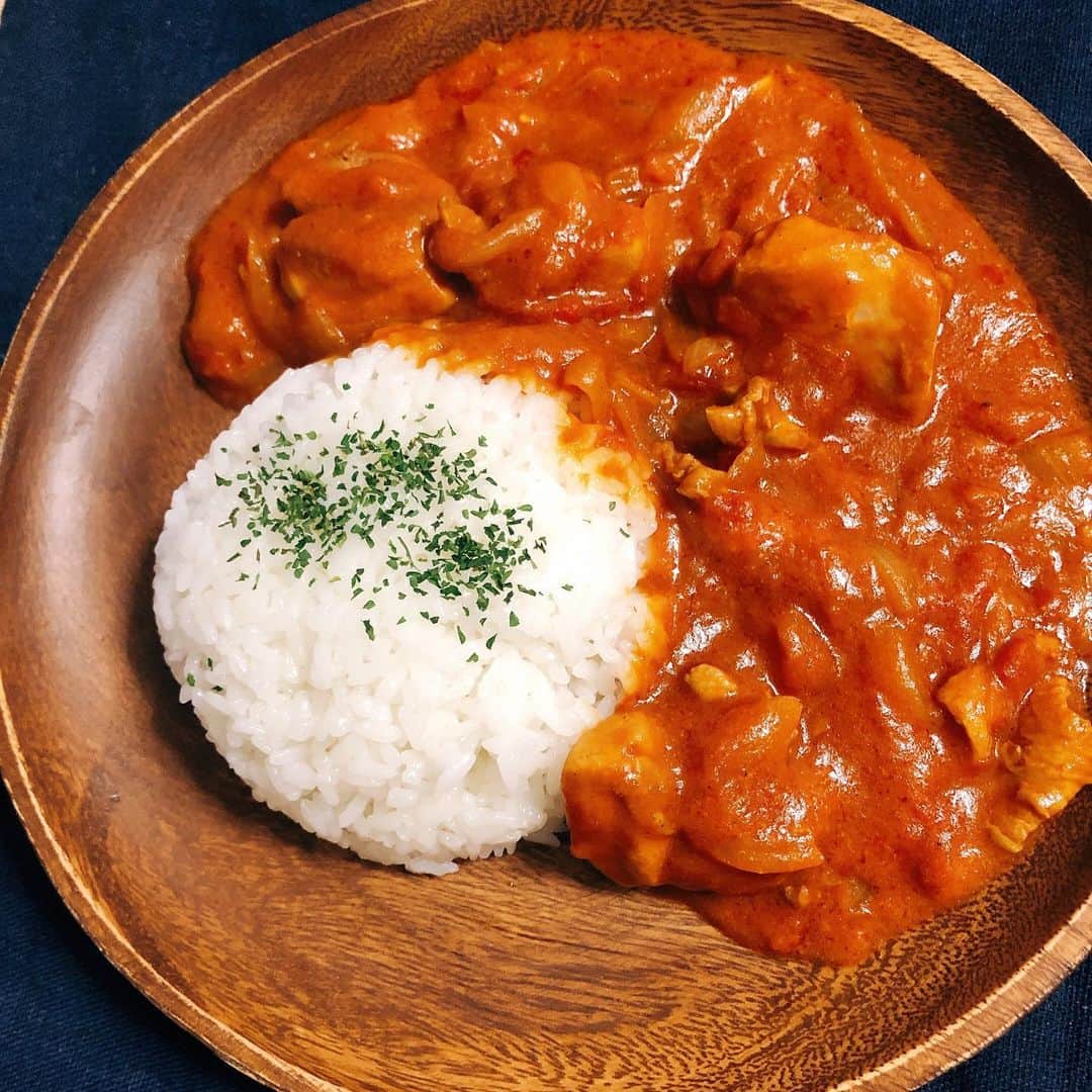上野優華さんのインスタグラム写真 - (上野優華Instagram)「バターチキンカレー。 スパイスとかから作る気力、技術はないので簡単レシピでやりました。 トマト缶ってなんにでも使えるなー。  #おうちごはん #お家ご飯 #手作りご飯 #カレー #インスタカレー部 #カレー好き #curry #バターチキンカレー #簡単レシピ #手料理 #料理 #インスタ料理部」2月26日 21時02分 - yuukaueno0205