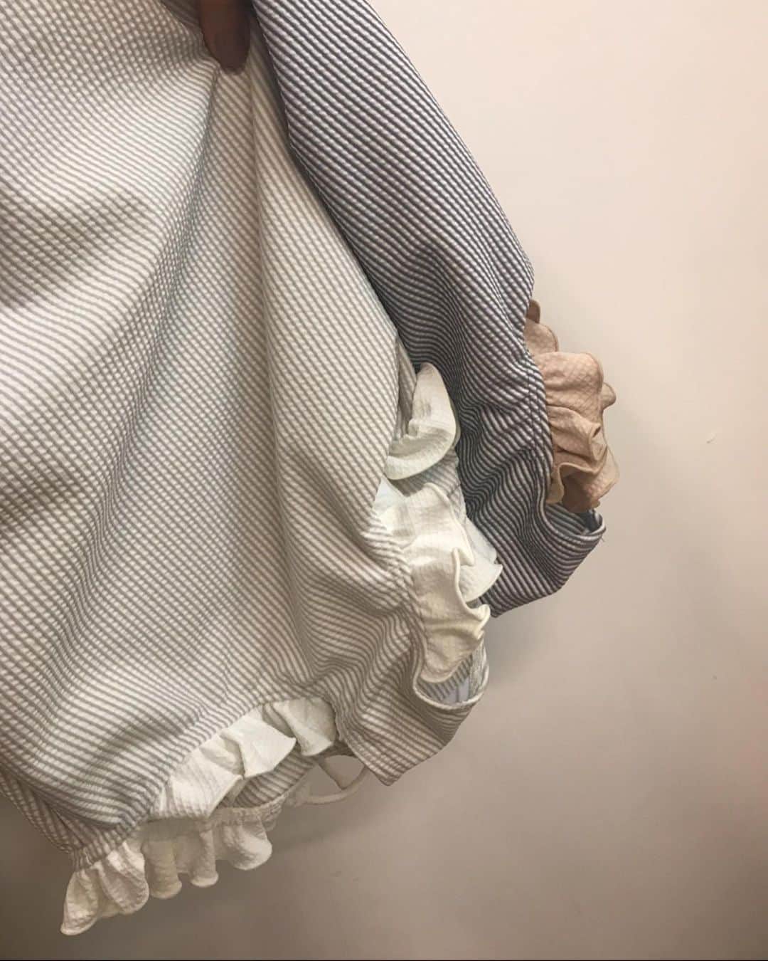 のインスタグラム：「RUBY AND YOU 2020 SPRING/SUMMER . 今年の水着の先行受注、スタートしました🤍 ウエストリボン バックオープン スイムウェア. RUBY初のワンピースタイプです。 胸元をしっかり隠せる安心感😌 そのぶん背中を広くあけて 女性らしさを引き立てる肌見せバランスに🐚 腰の高い位置で結ぶ紐リボンによる 脚長見え効果にもこだわりました✴︎ やわらかなくすみカラーの細ストライプ🐋🦢 先行受注は今日から3/3 14:00までの受け付けです! @ruby_and_you」