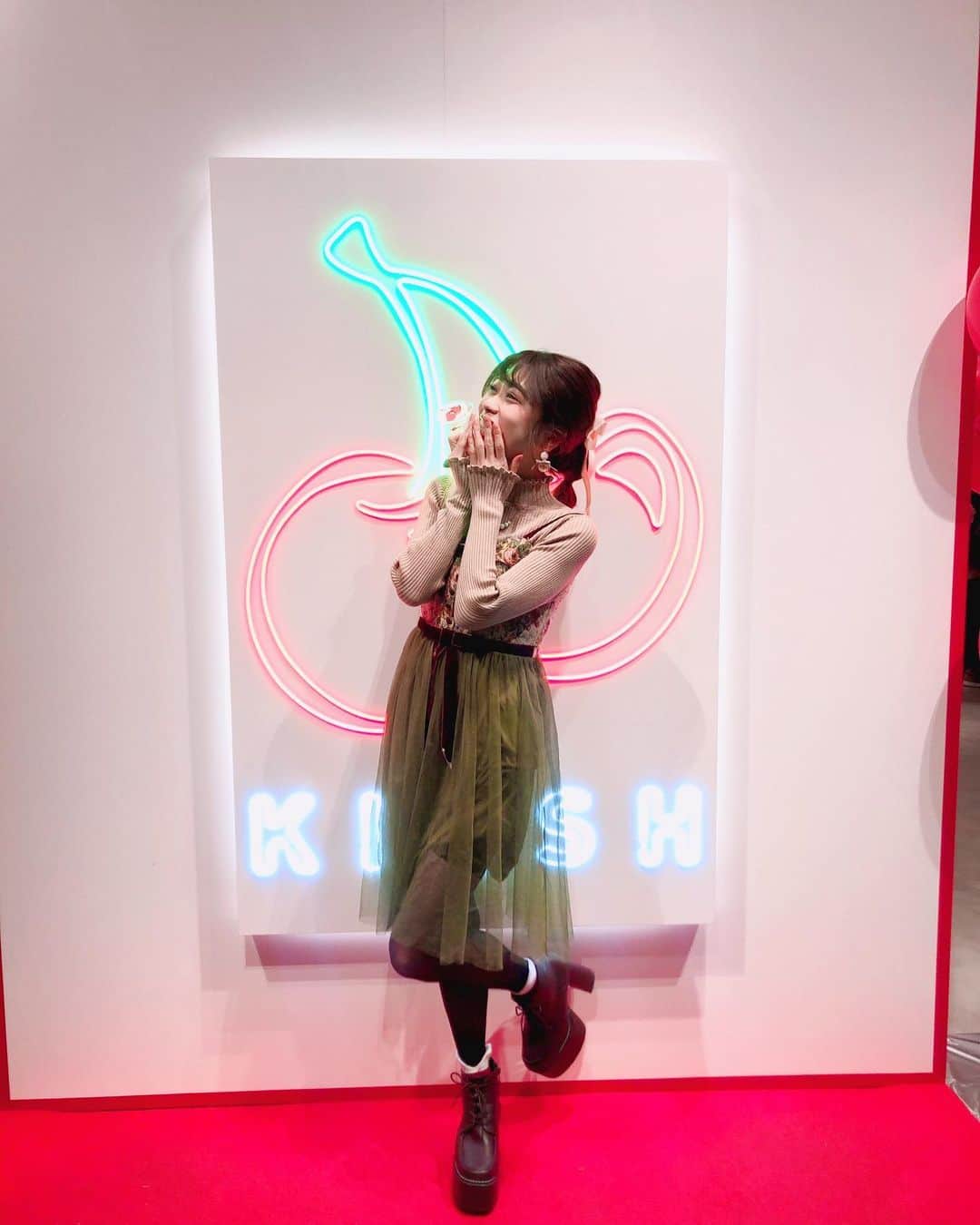 のインスタグラム：「@kirsh_jp_official のパーティーに行ってきたよ🍒﻿ ﻿ ﻿ 私の大好物のさくらんぼがモチーフ💗💗﻿ ﻿ アイボリーのトレーナー届いたらまた載せる〜💗💗﻿ ﻿ ほんとに可愛いの😭💕💕﻿ ﻿ ﻿ 来てた子たちがみんな﻿ チェリーに溢れてたし、﻿ チェリーみたいな可愛い子が沢山居て、﻿ テンションあがったぁ🍒❤️← .﻿ 久々にしなこちゃん @ssshinako とあえて﻿ いっぱい話せて良かったあ😍♥️♥️﻿ ﻿ ﻿ 今度ご飯行こうねぇ💓💓﻿ ﻿ ﻿ コーデはさくらんぼのへたの緑をイメージしたよ😍💘﻿ ﻿ ﻿ ﻿ ﻿ ﻿ ﻿ #kirsh #kirshgirl  #キルシー #kirsh_pr #ZOZOTOWN #韓国女子 #韓国ファッション #韓国コーデ #f4f #flf #l4l #lfl #instagood #instalike #팔로우백 #맞팔 #맞팔해요 #좋아요반사 #셀카 #친스타그램 #메이크업 #데일리룩 #팔로우미 #armyと繋がりたい #お洒落さんと繋がりたい #韓国好きな人と繋がりたい #韓国コスメ #韓国購入品 #ロングヘアー #ロングヘア」