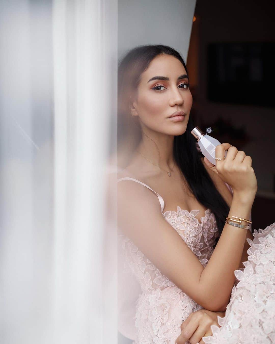 Tamara Kalinicさんのインスタグラム写真 - (Tamara KalinicInstagram)「Its that exciting feeling, like the spring is coming, thats what this @viktorandrolf_fragrances #FlowerbombDew is like. Spring in the bottle. Get yours at @theofficialselfridges #NothingButDew AD」2月26日 21時06分 - tamara